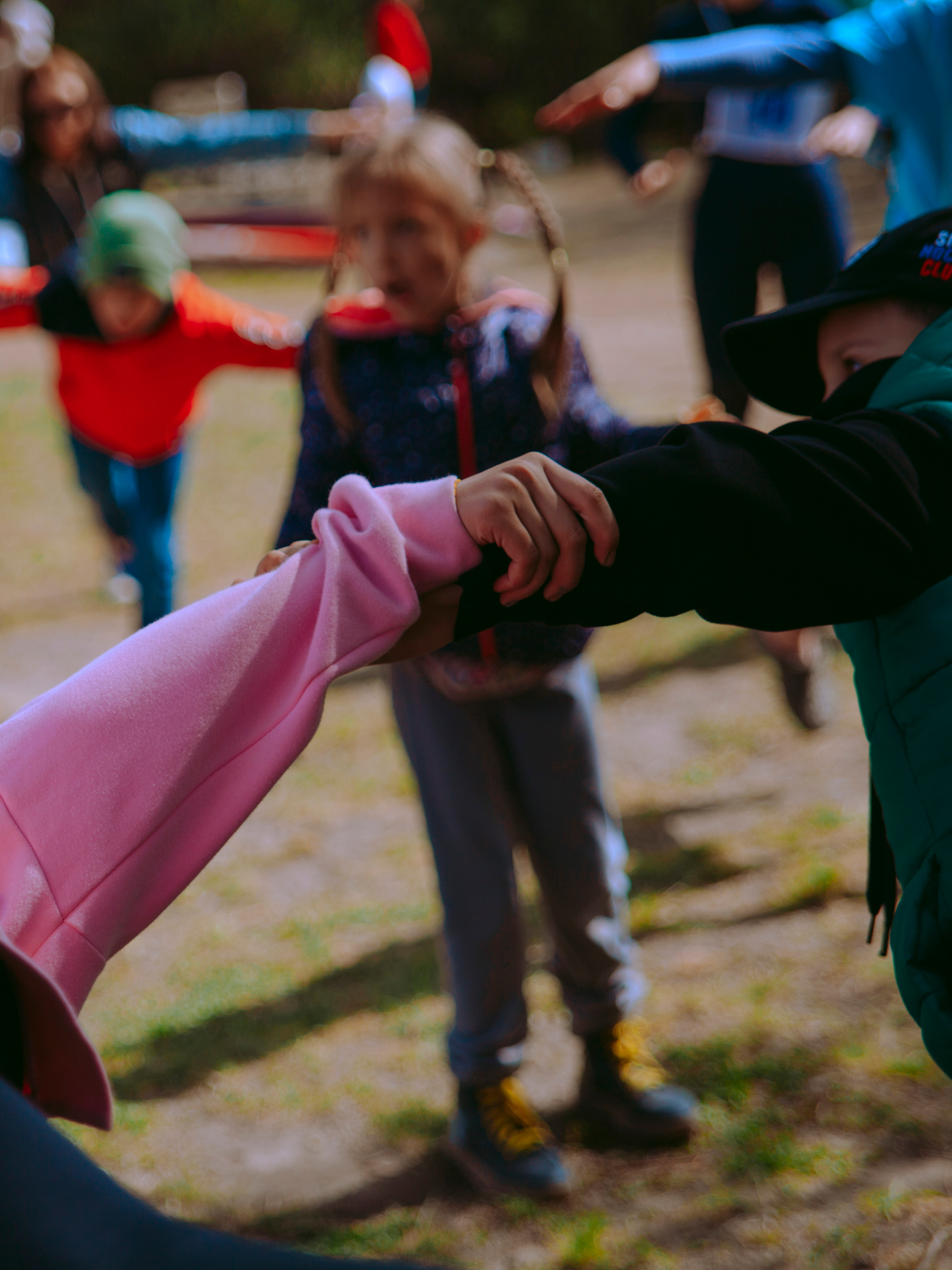 Дети держатся за руки.