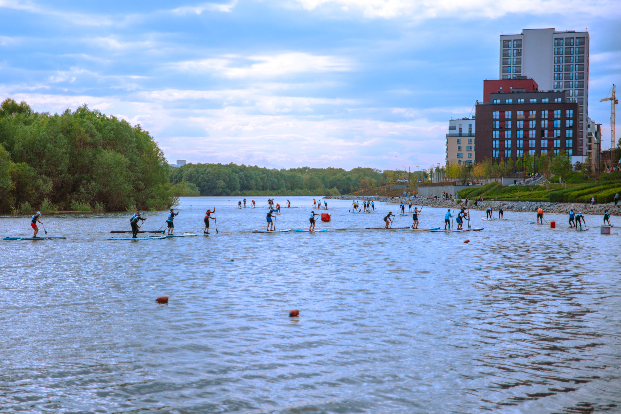 Массовый заплыв на соревнованиях по сапам в Новосибирске.