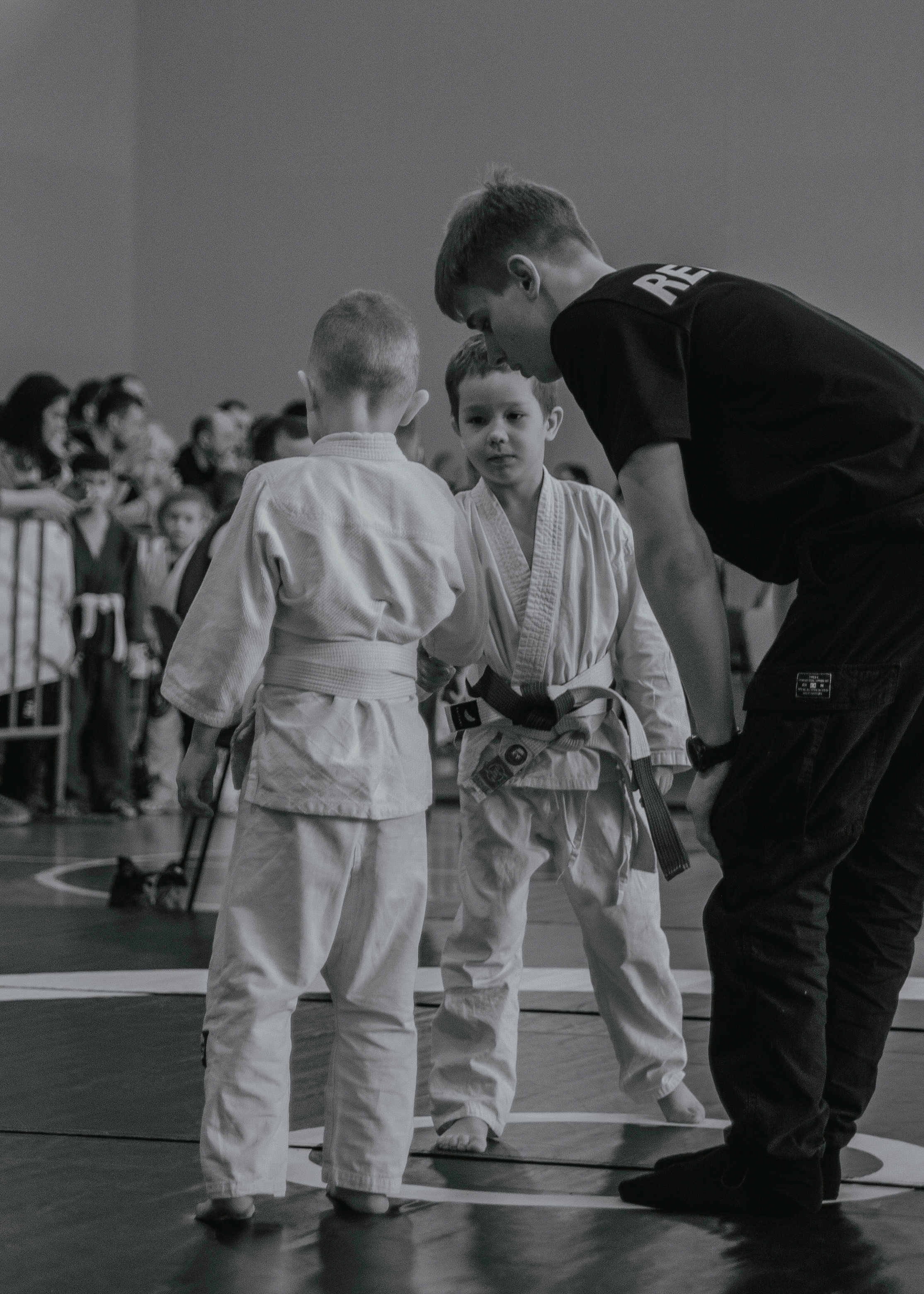 Спортсмены друг напротив друга на детском турнире по джиу-джитсу.