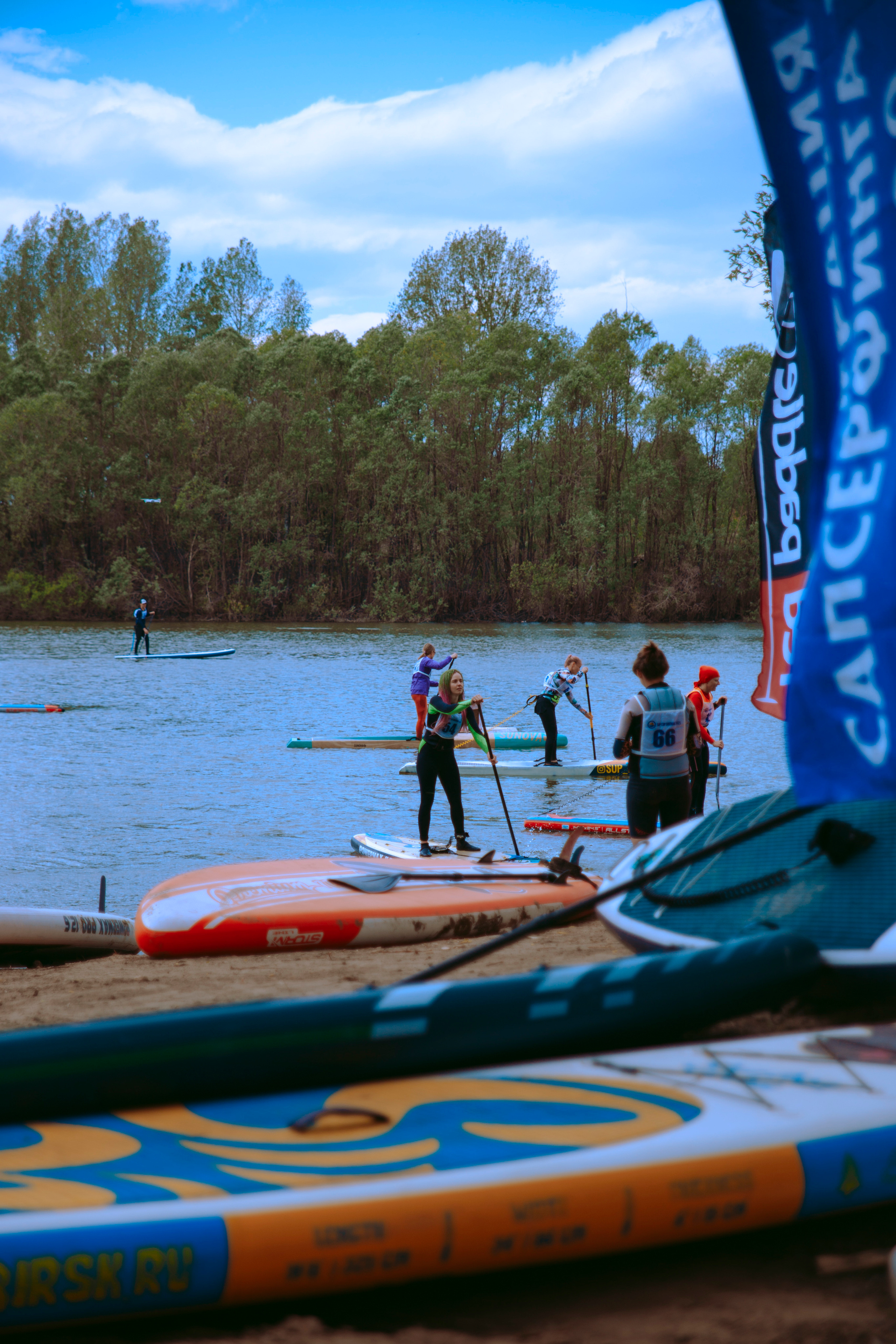Соревнования и фестиваль по sup-серфингу в Новосибирске.