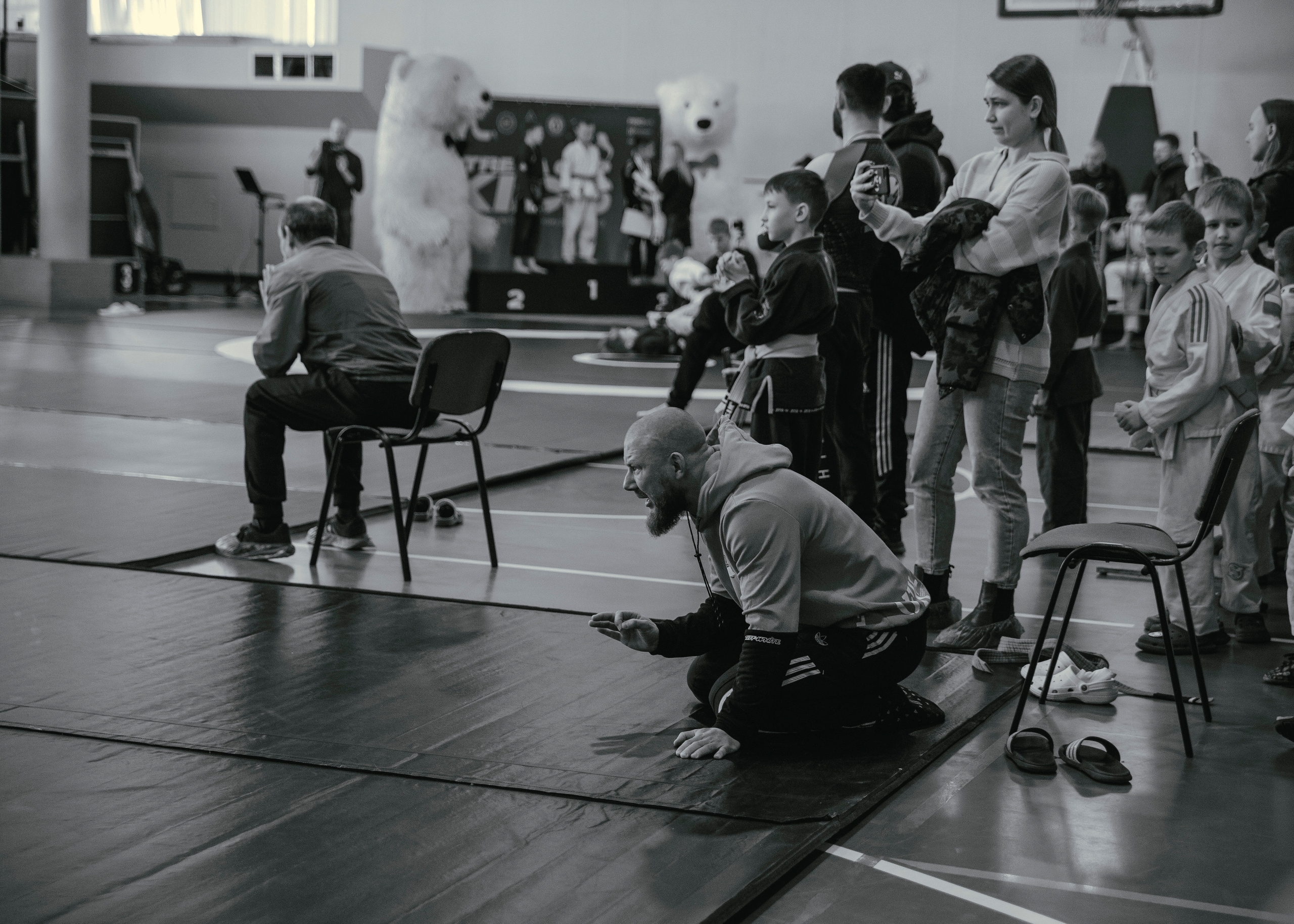 Тренер кричит на детских спортивных соревнованиях.