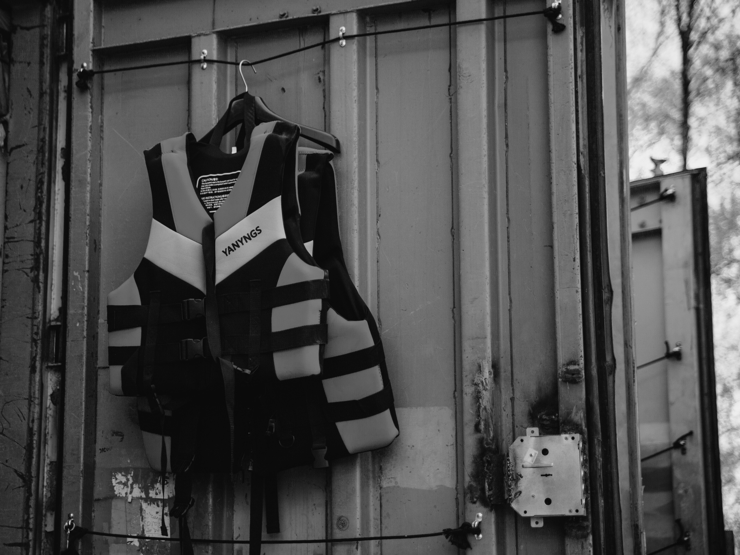 Спасательные жилеты на вешалке.