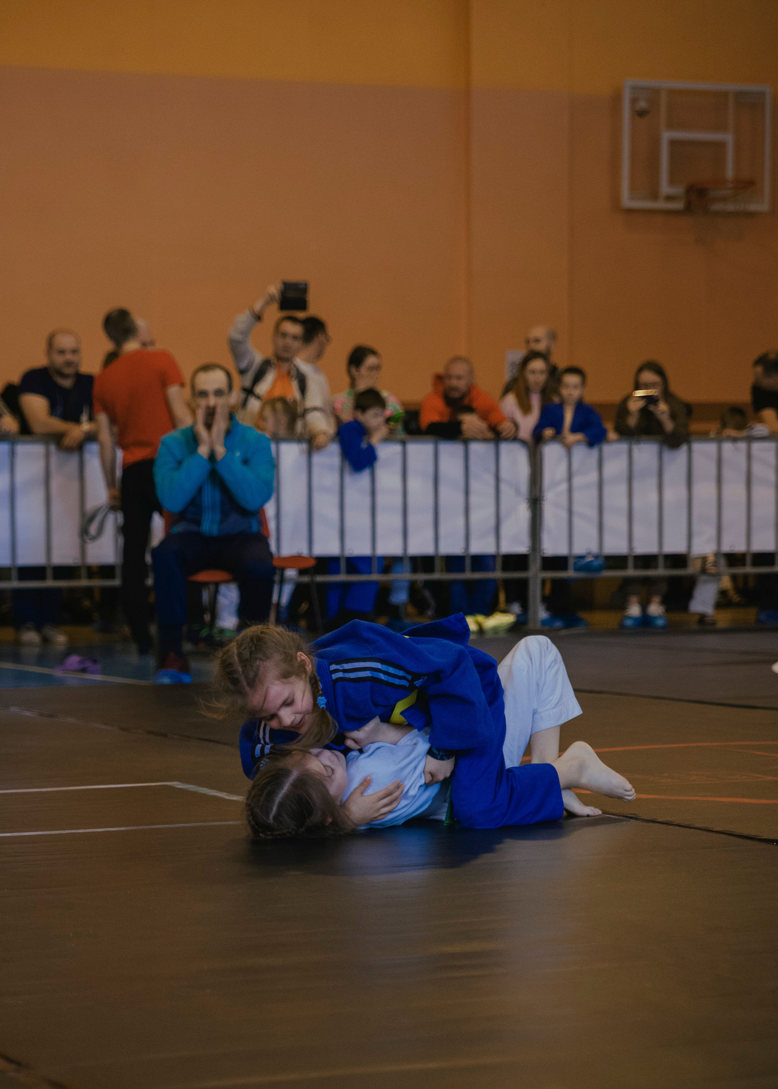 Борьба в кимоно gi на детском турнире по джиу-джитсу.