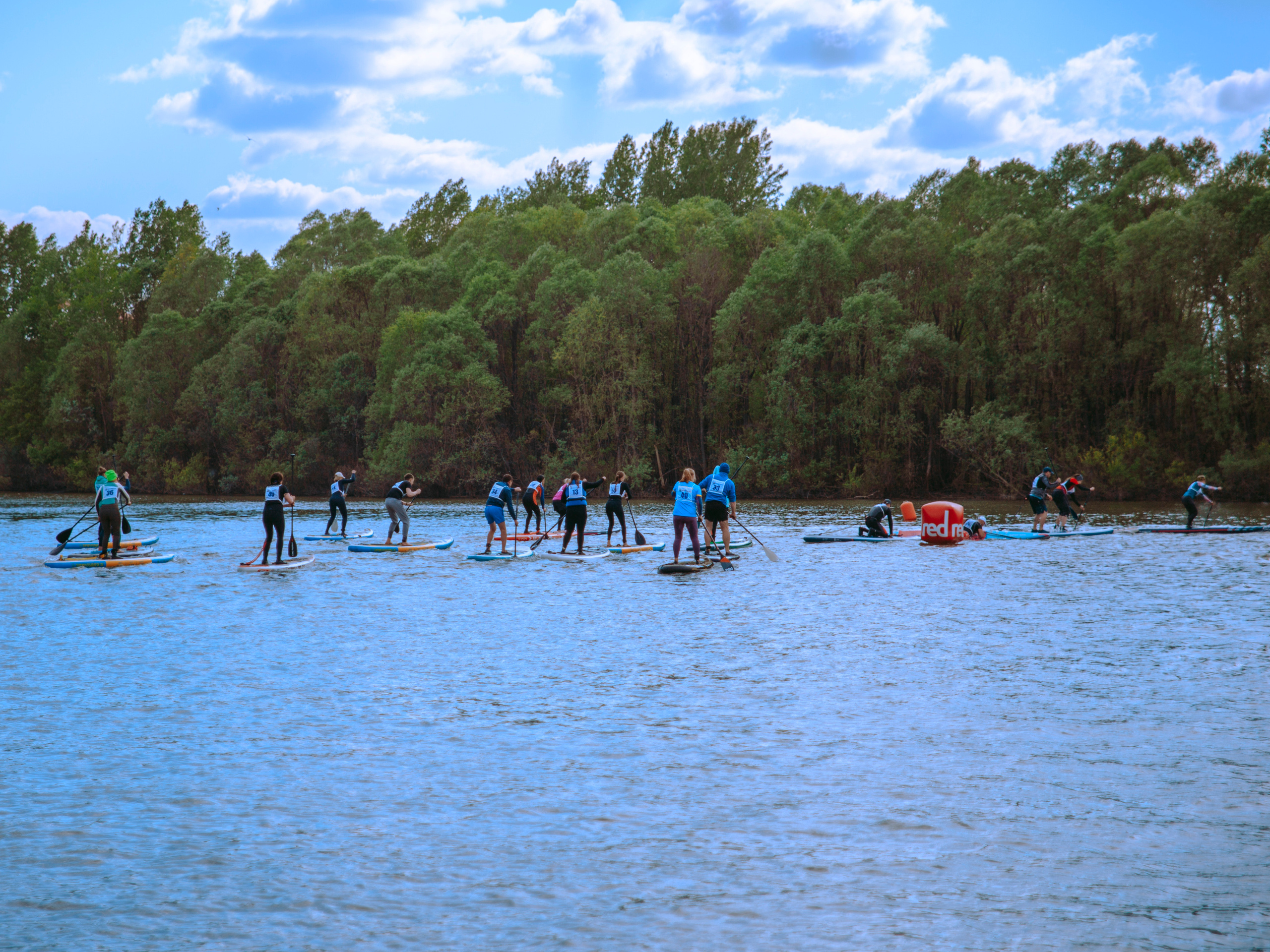 Массовый заплыв на соревнованиях по сапам в Новосибирске.