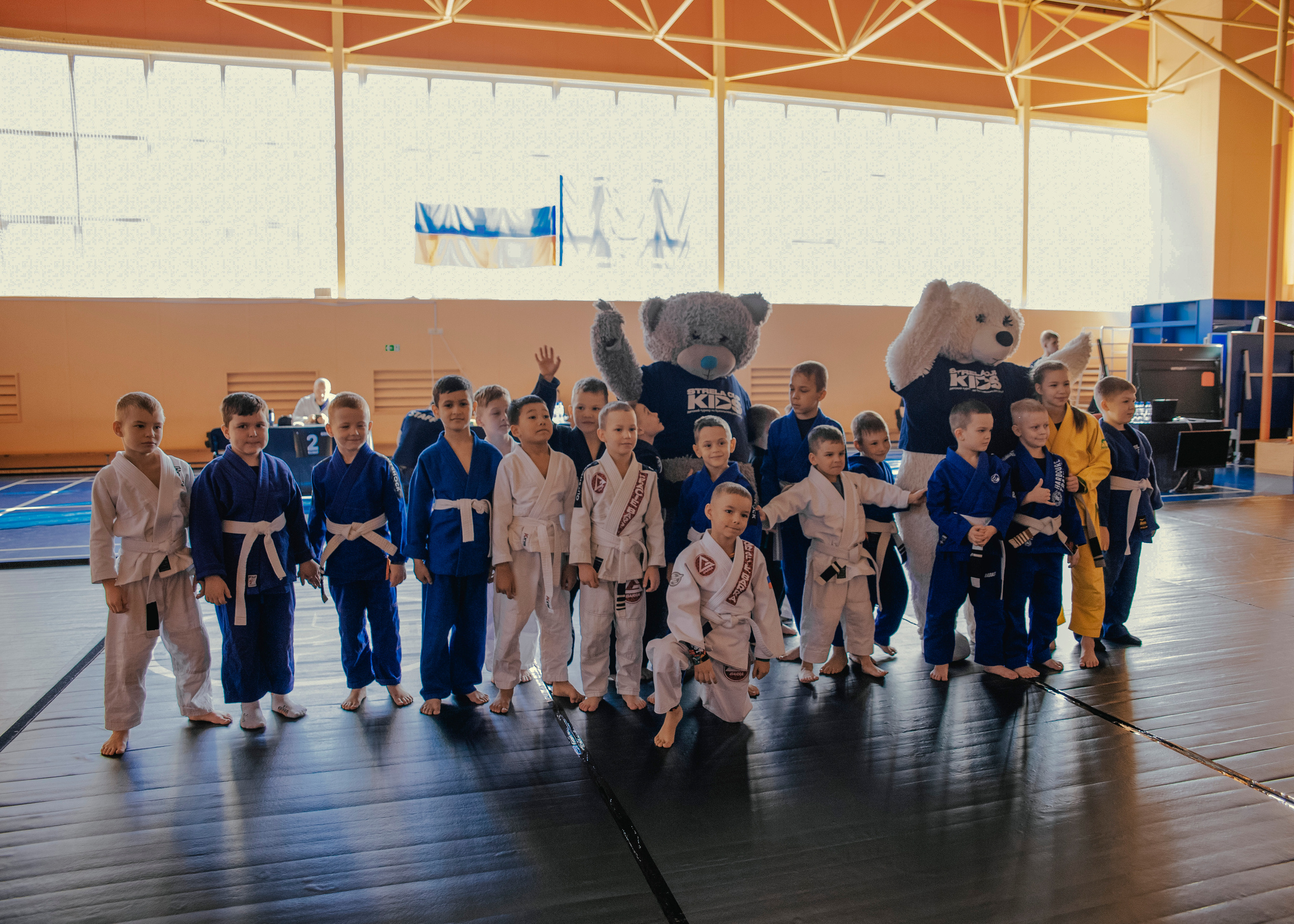 Групповое детское фото с игрушкой-талисманом, ростовой куклой.