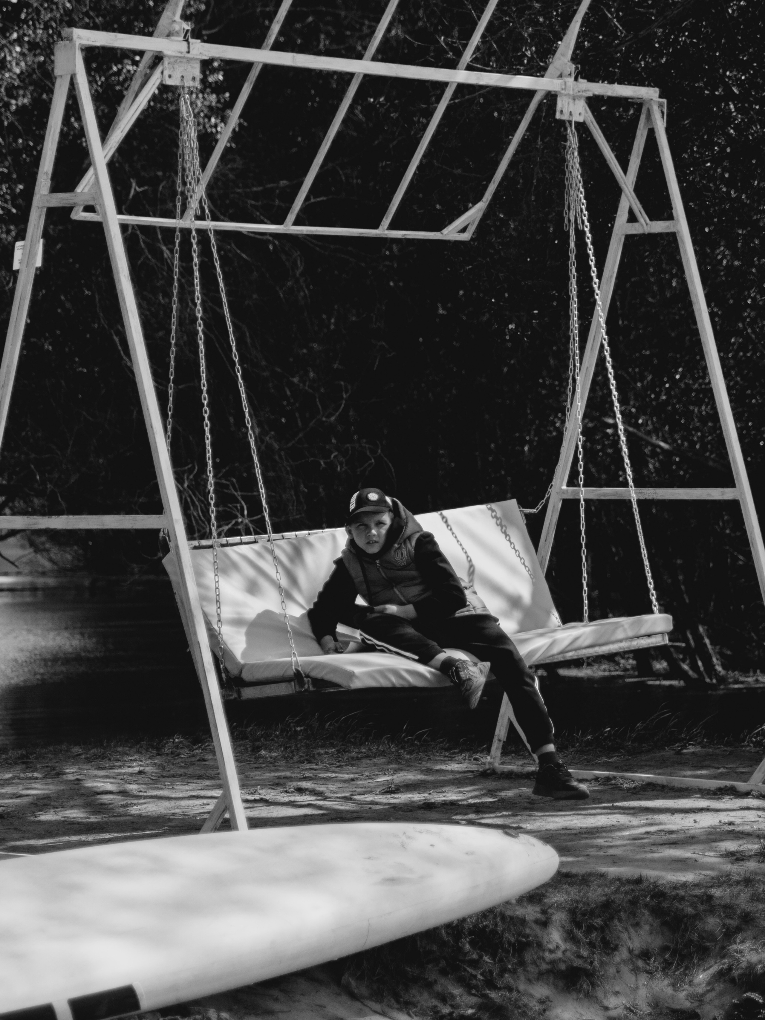 Ребенок на качелях.