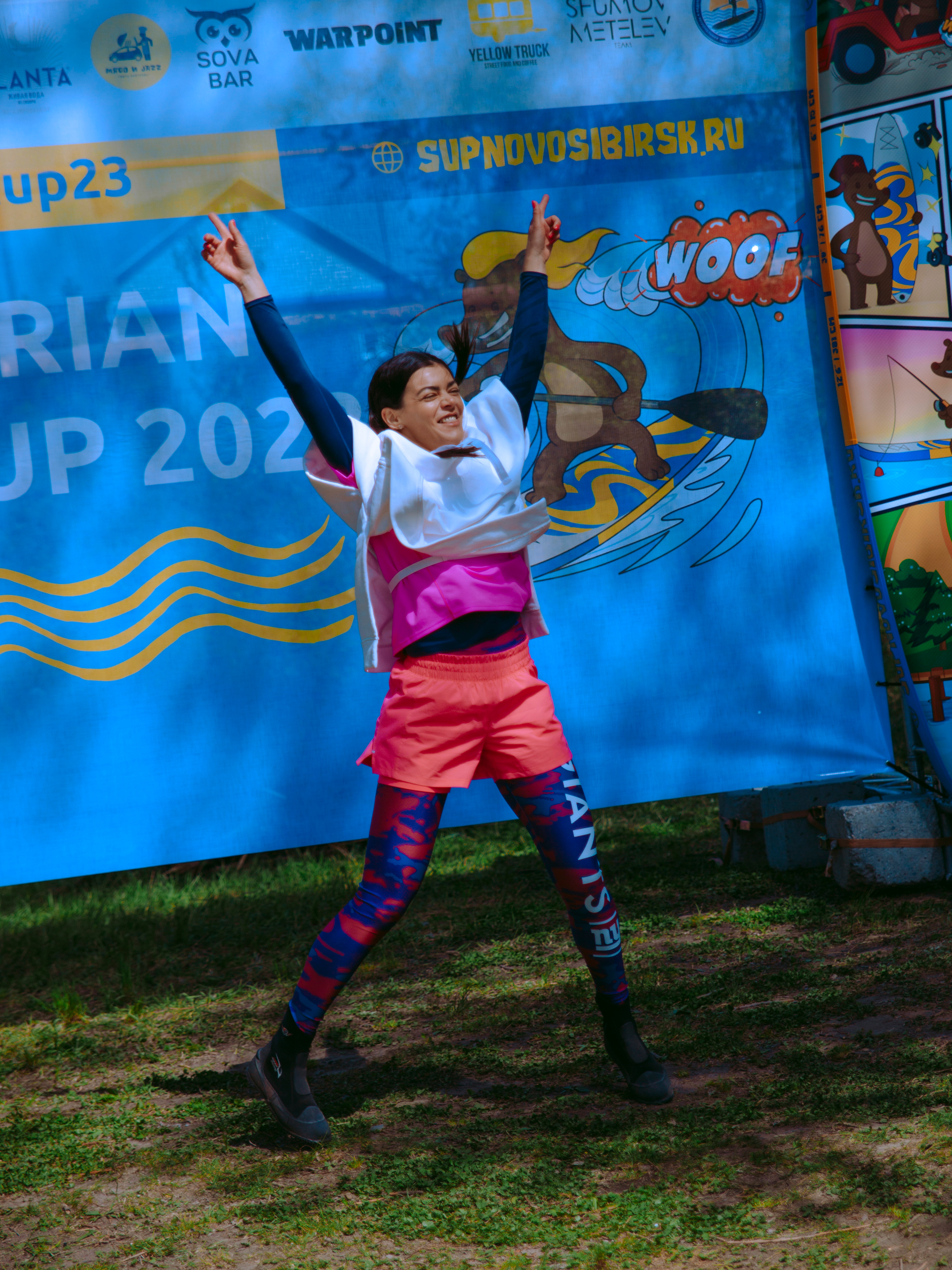 Девушка прыгает и радуется на соревнованиях.