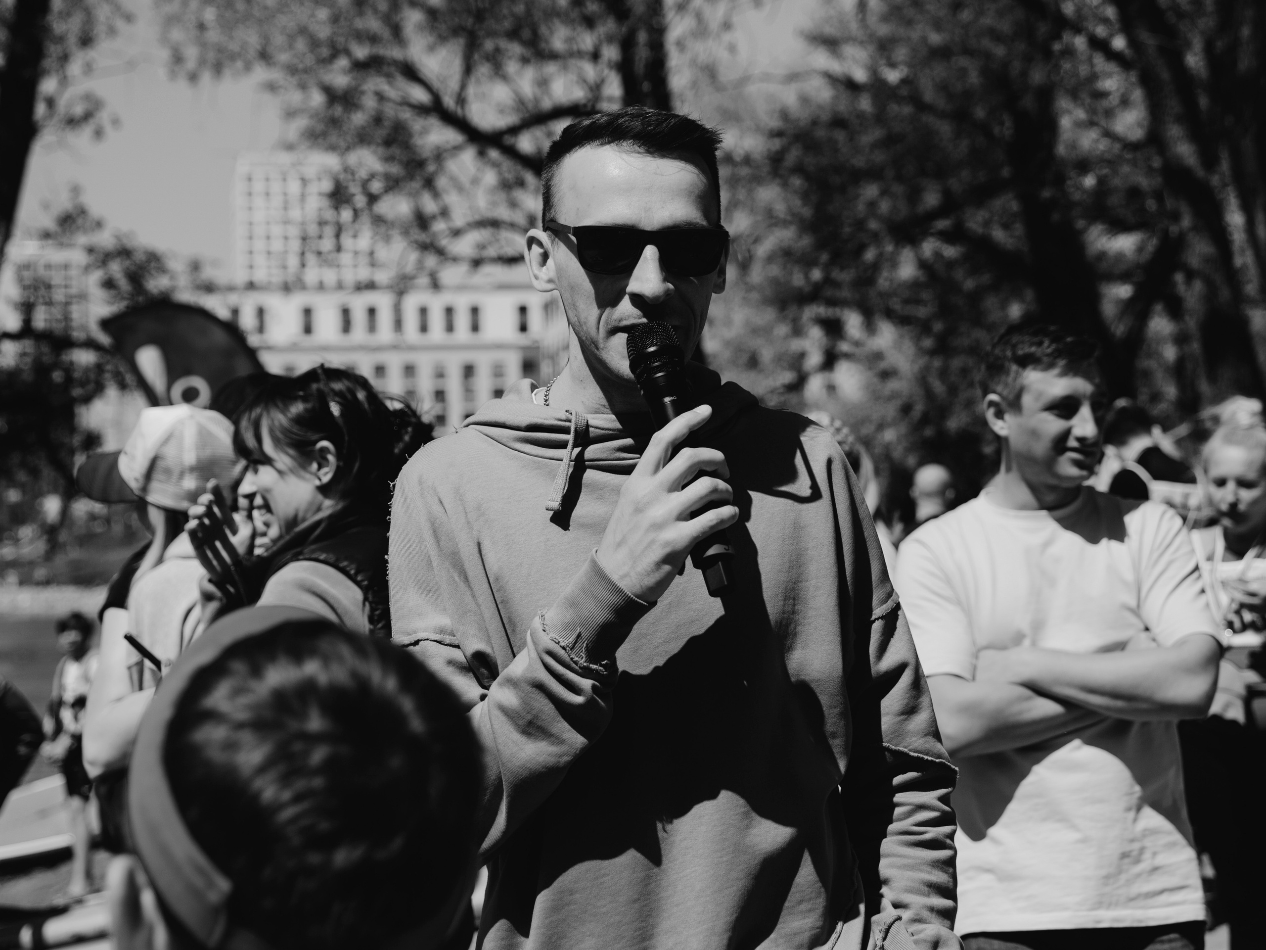 Ведущий мероприятия говорит в микрофон чб.