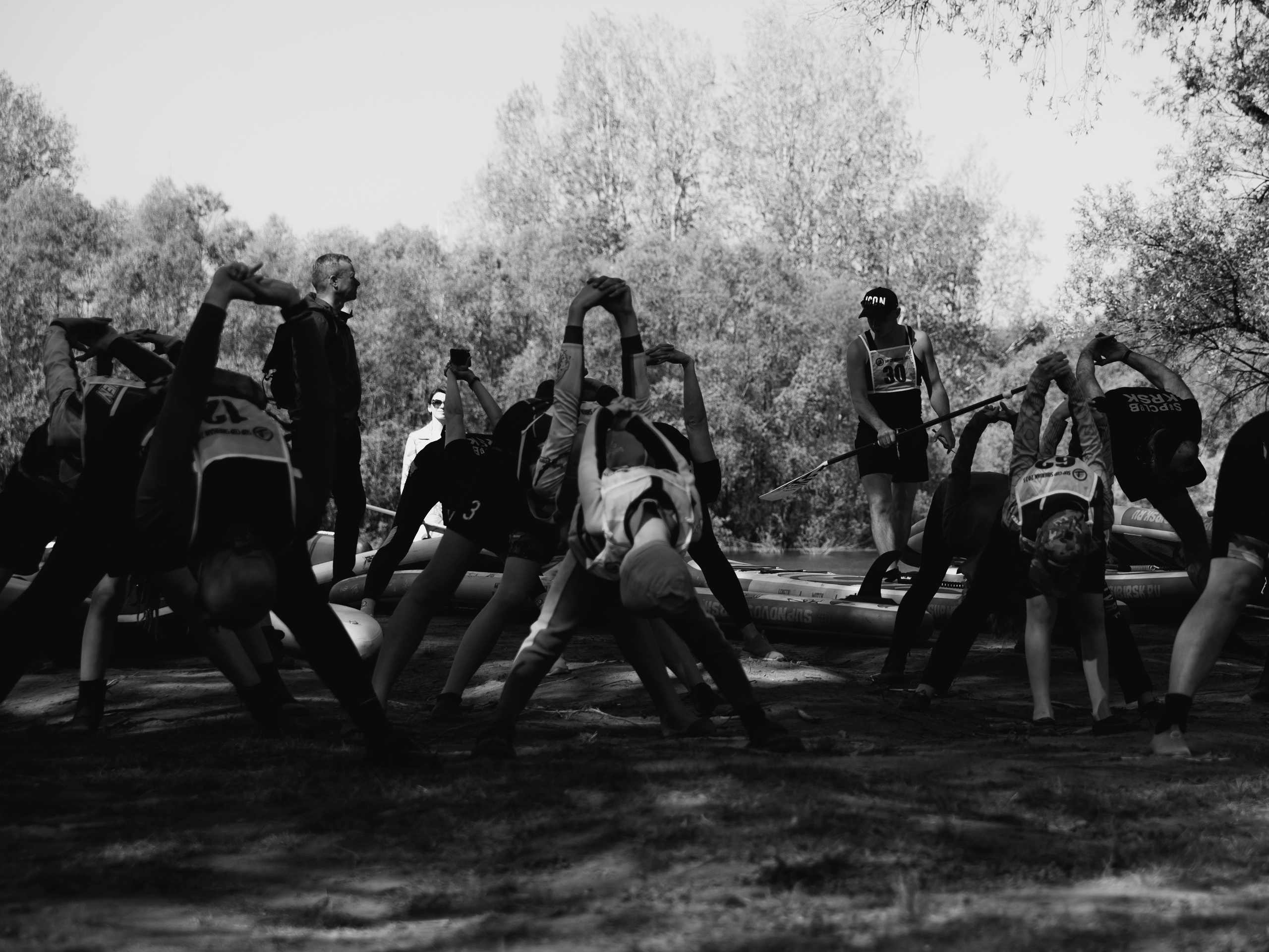 Зарядка на свежем воздухе в парке.