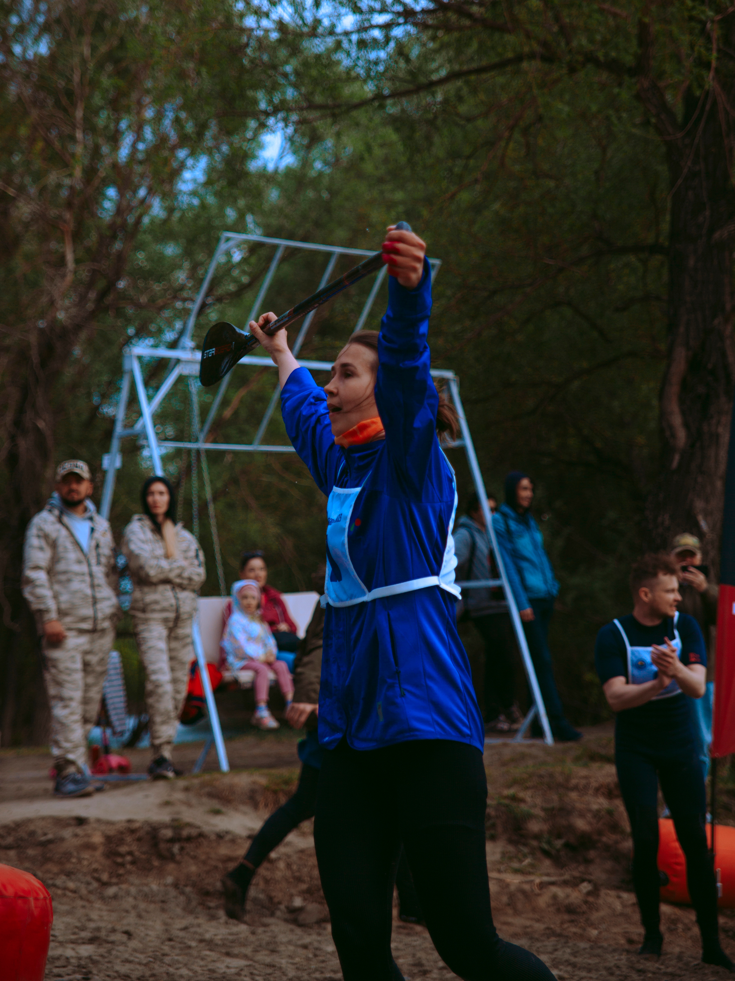 Девушка поднимает руки и радуется победе.