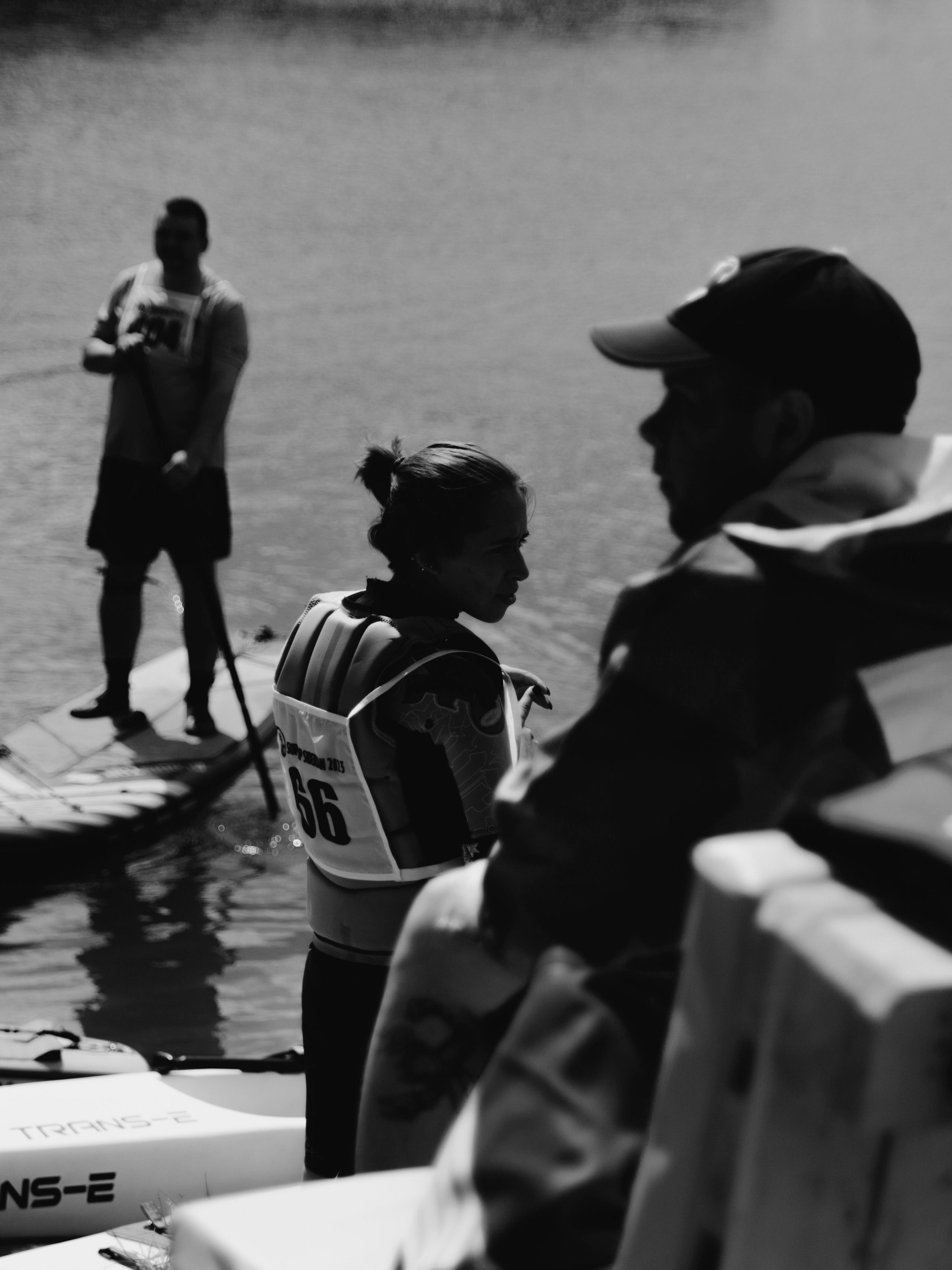 Силуэты спортсменов в солнечный день.