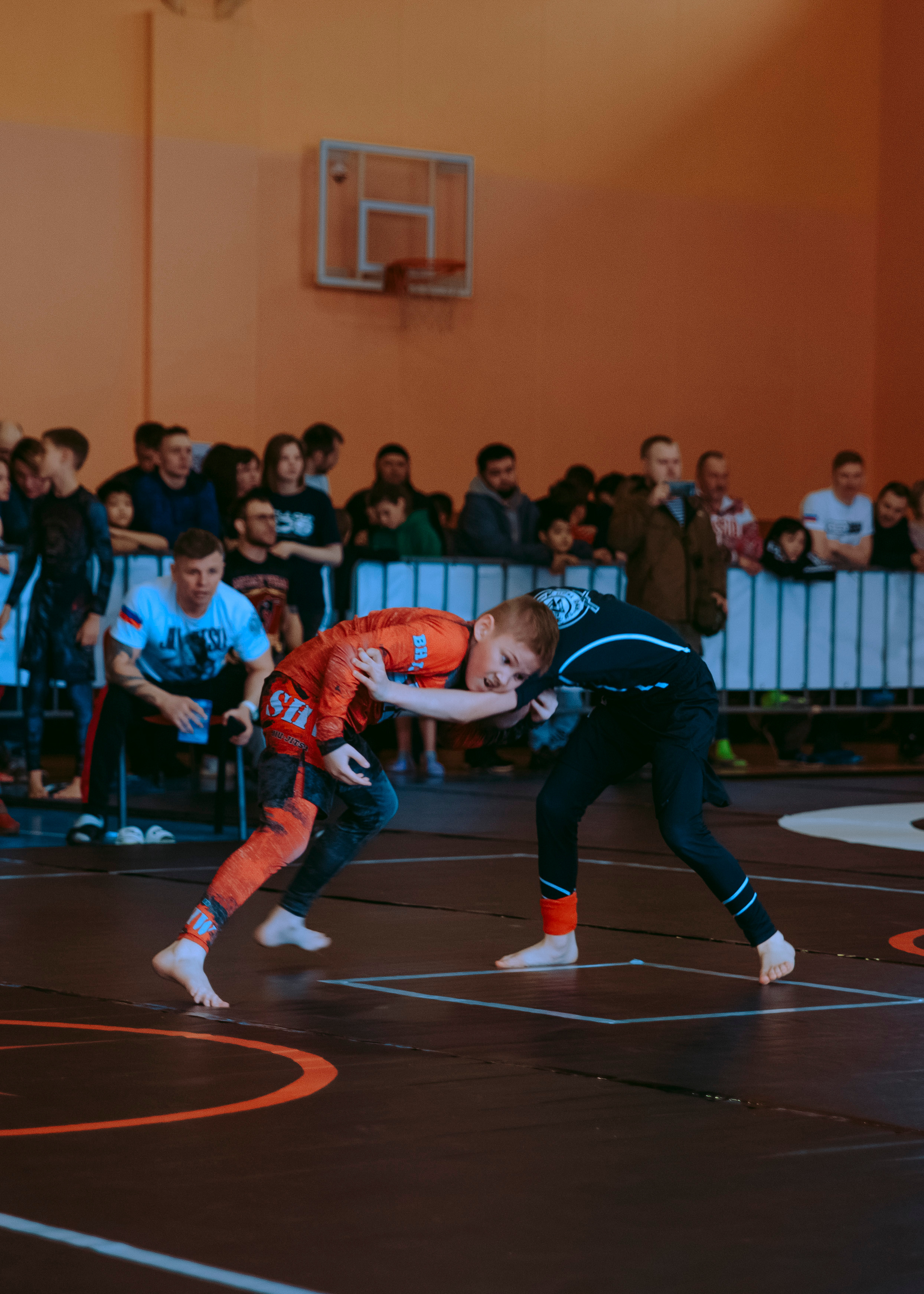 Эмоциональные фото борьбы на спортивных соревнованиях.