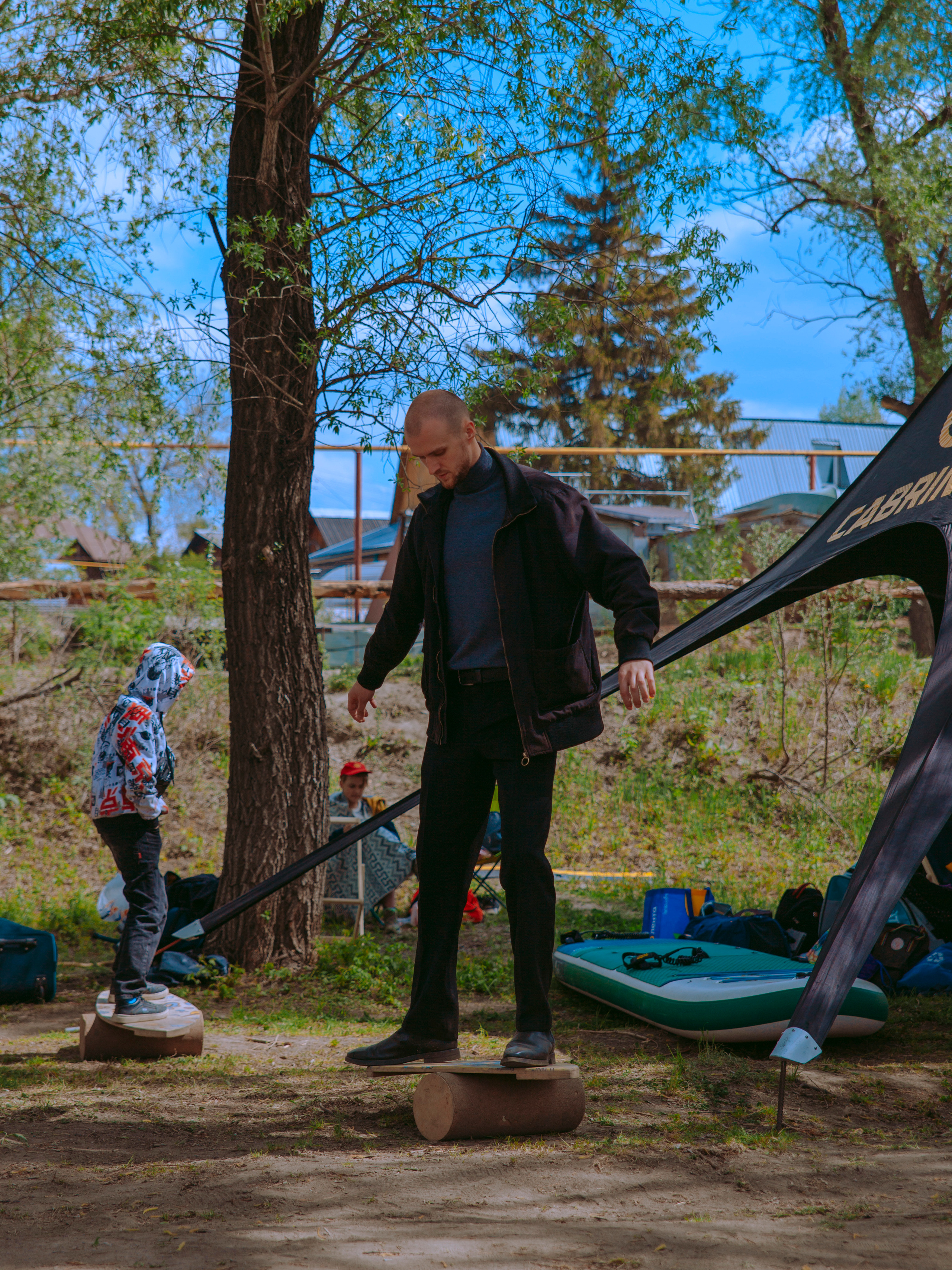 Мужчина стоит и балансирует на баланс-борде.