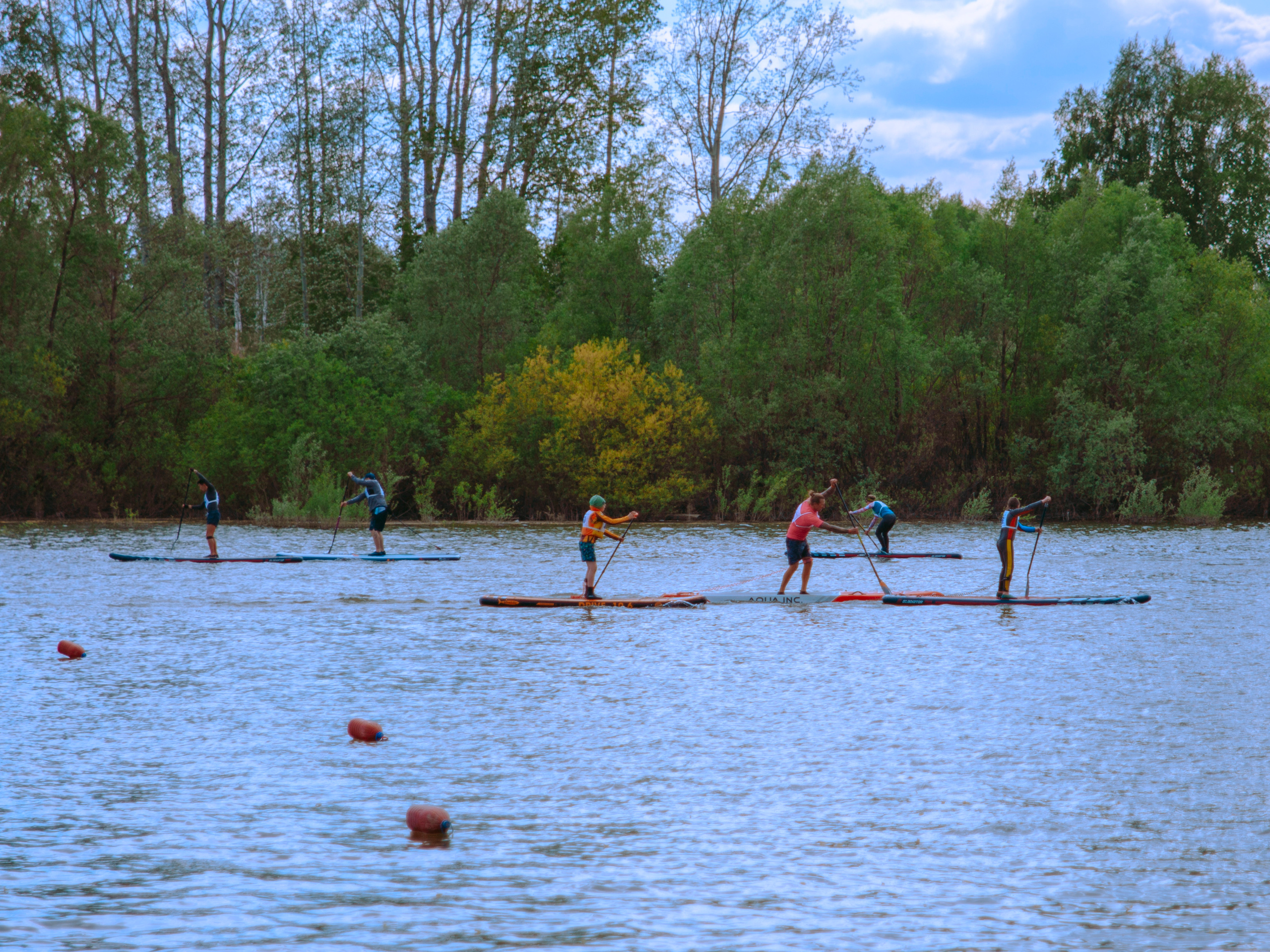 Массовый заплыв на соревнованиях по сапам в Новосибирске.