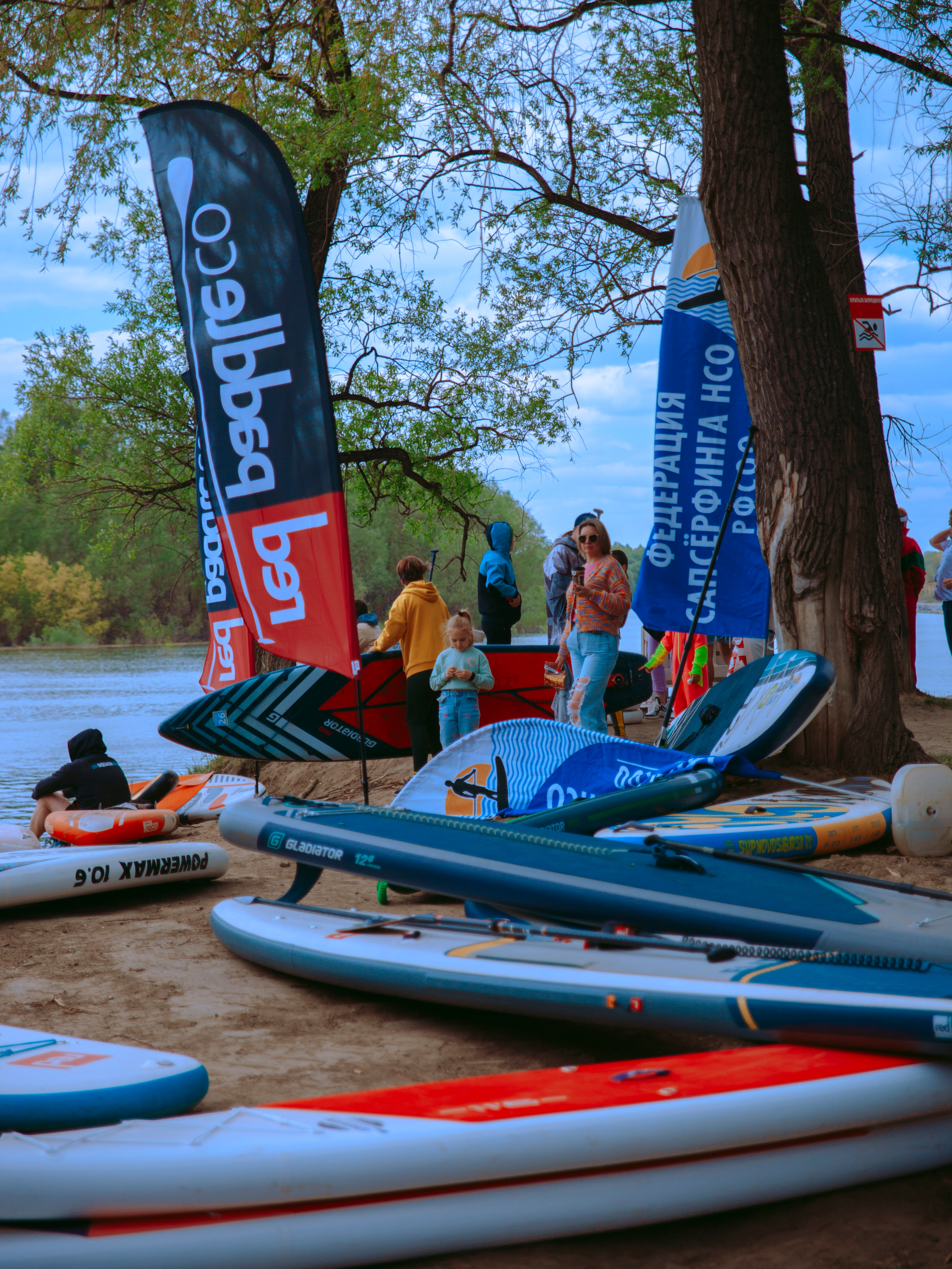 Много сапов на берегу ЖК Европейский берег.
