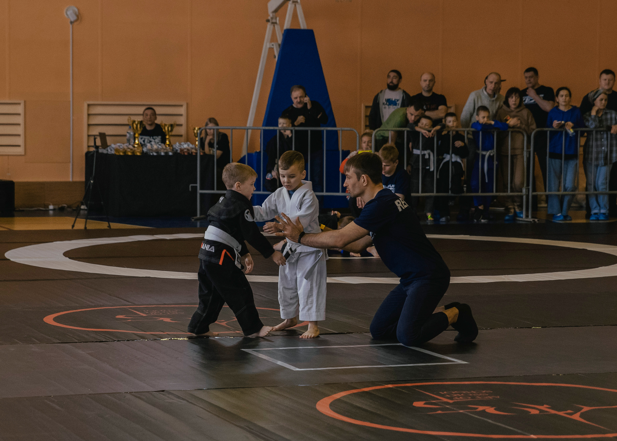 Дети на детском турнире по джиу-джитсу.