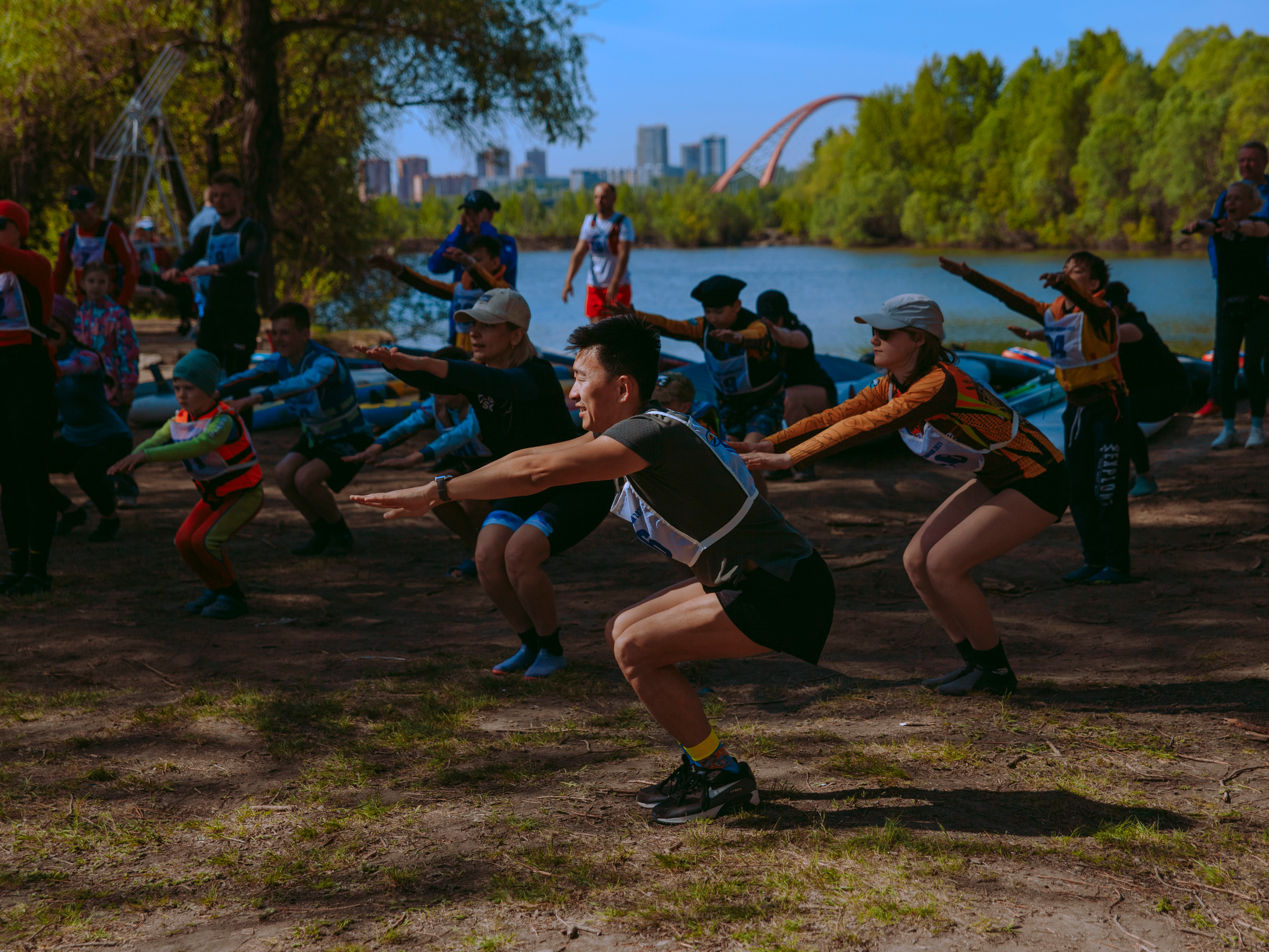 Зарядка на свежем воздухе в парке.