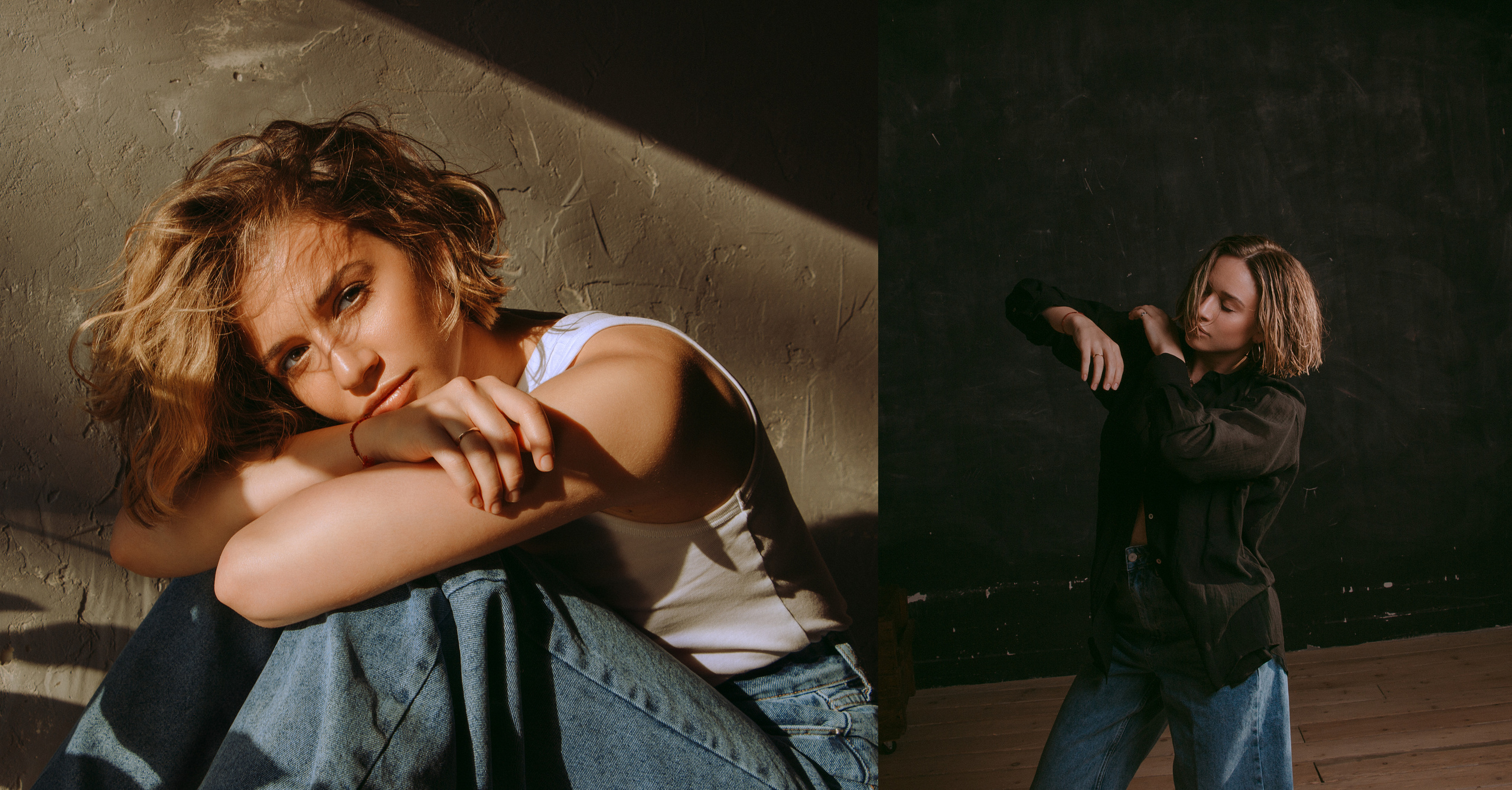 Девушка со светлым каре в голубых джинсах и белой майке сидит, обняв колени, у окна в яркий солнечный день. 