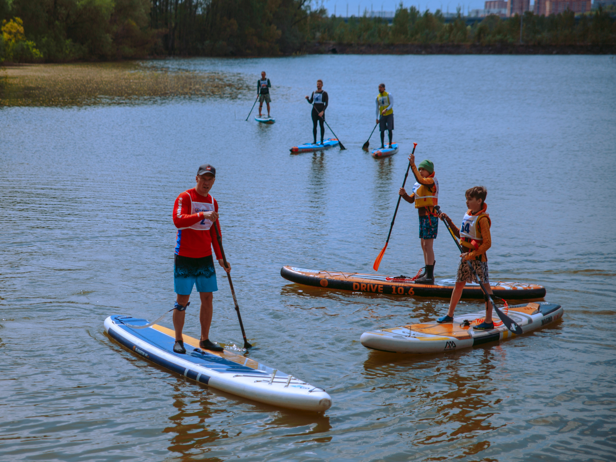 Соревнования и фестиваль по sup-серфингу в Новосибирске.