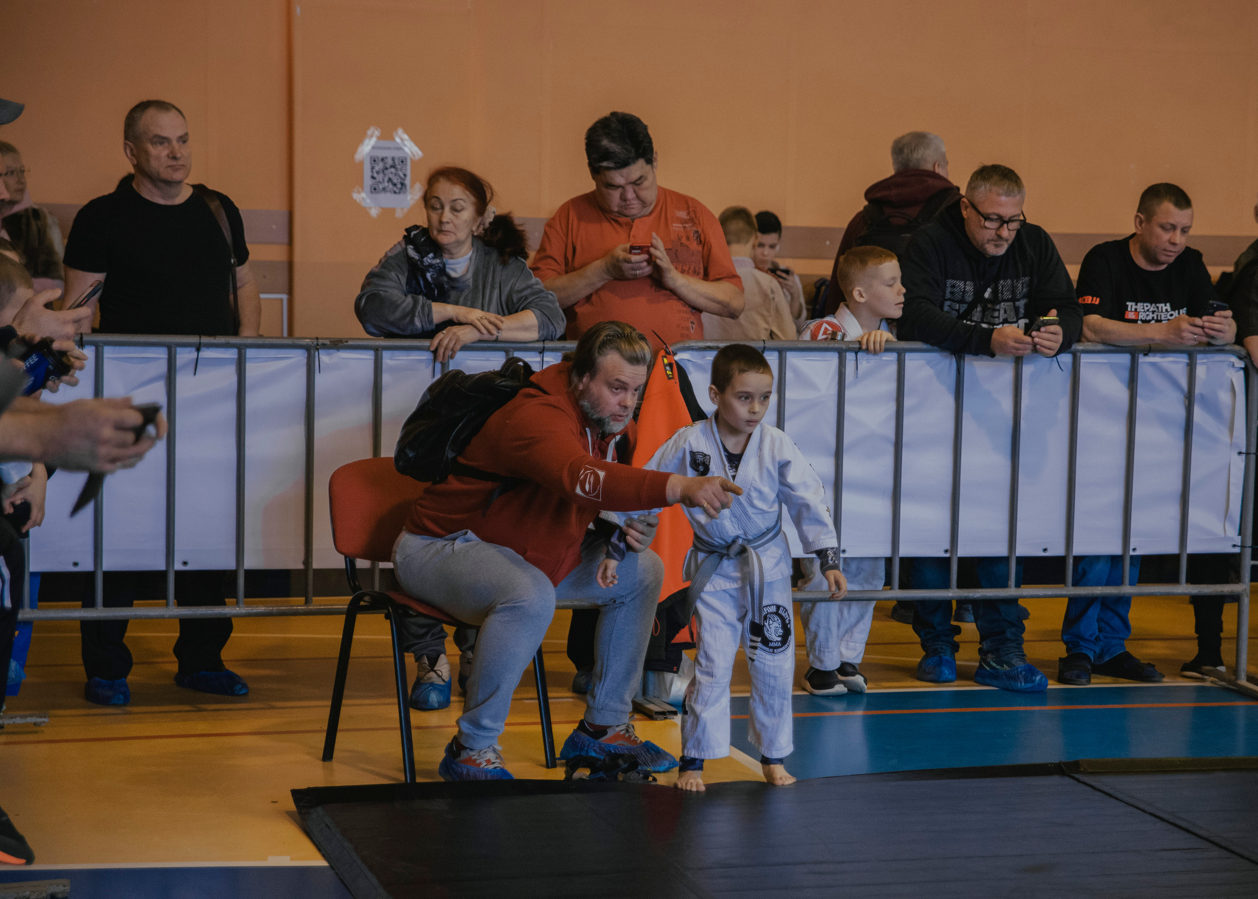 Борьба в кимоно gi на детском турнире по джиу-джитсу.