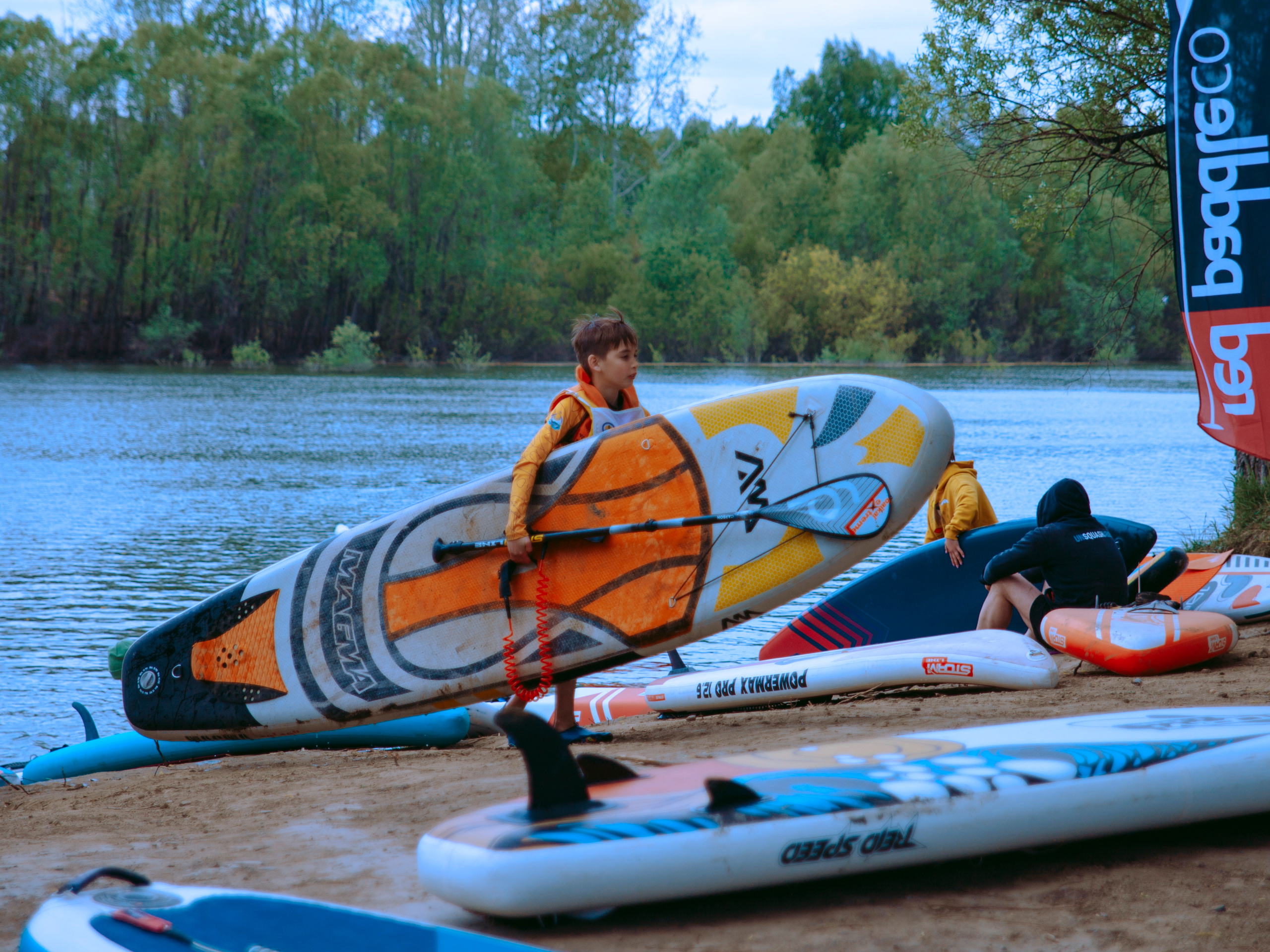 Мальчик несет в руках сап.