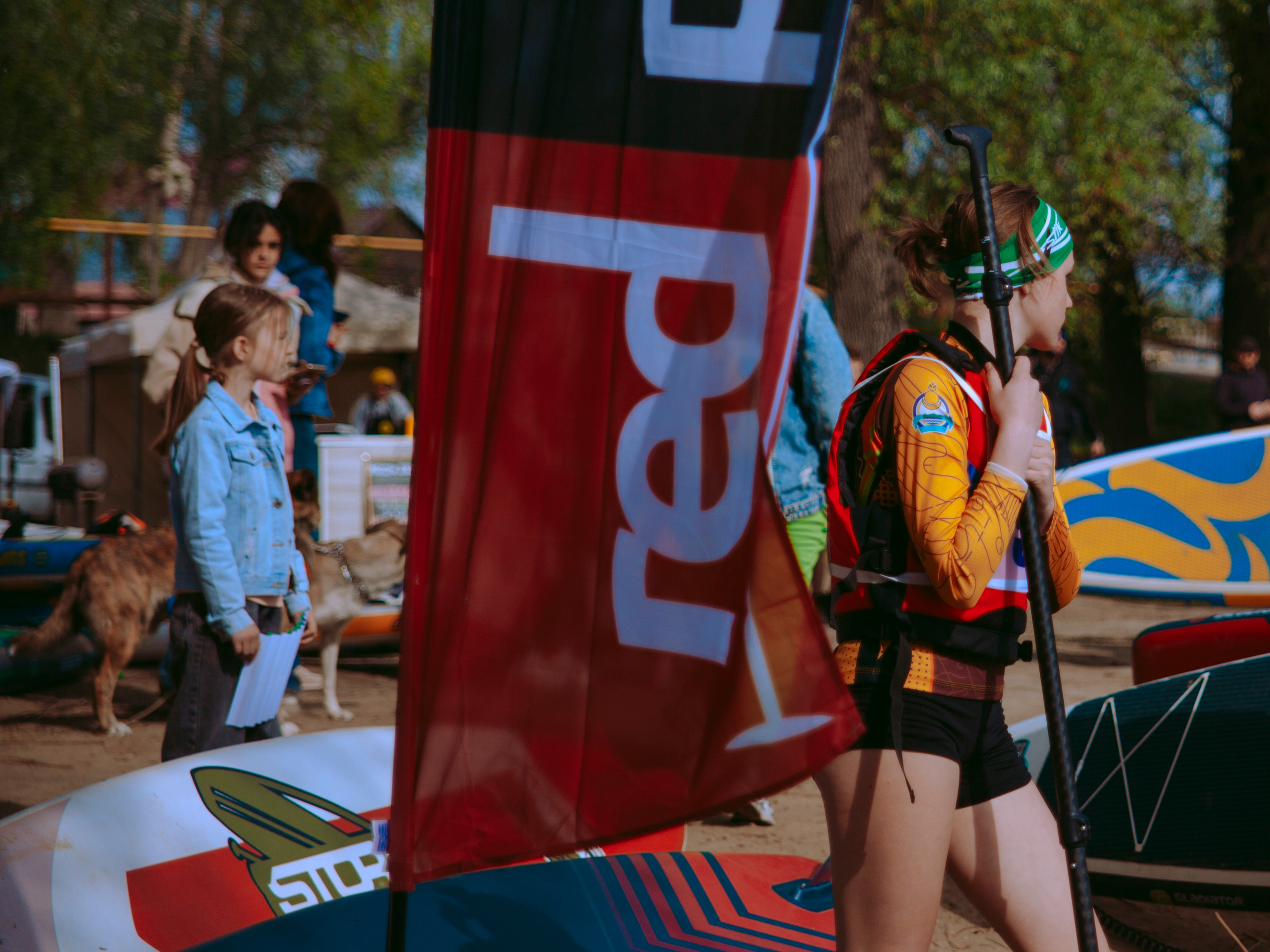 Массовый заплыв на соревнованиях по сапам в Новосибирске.