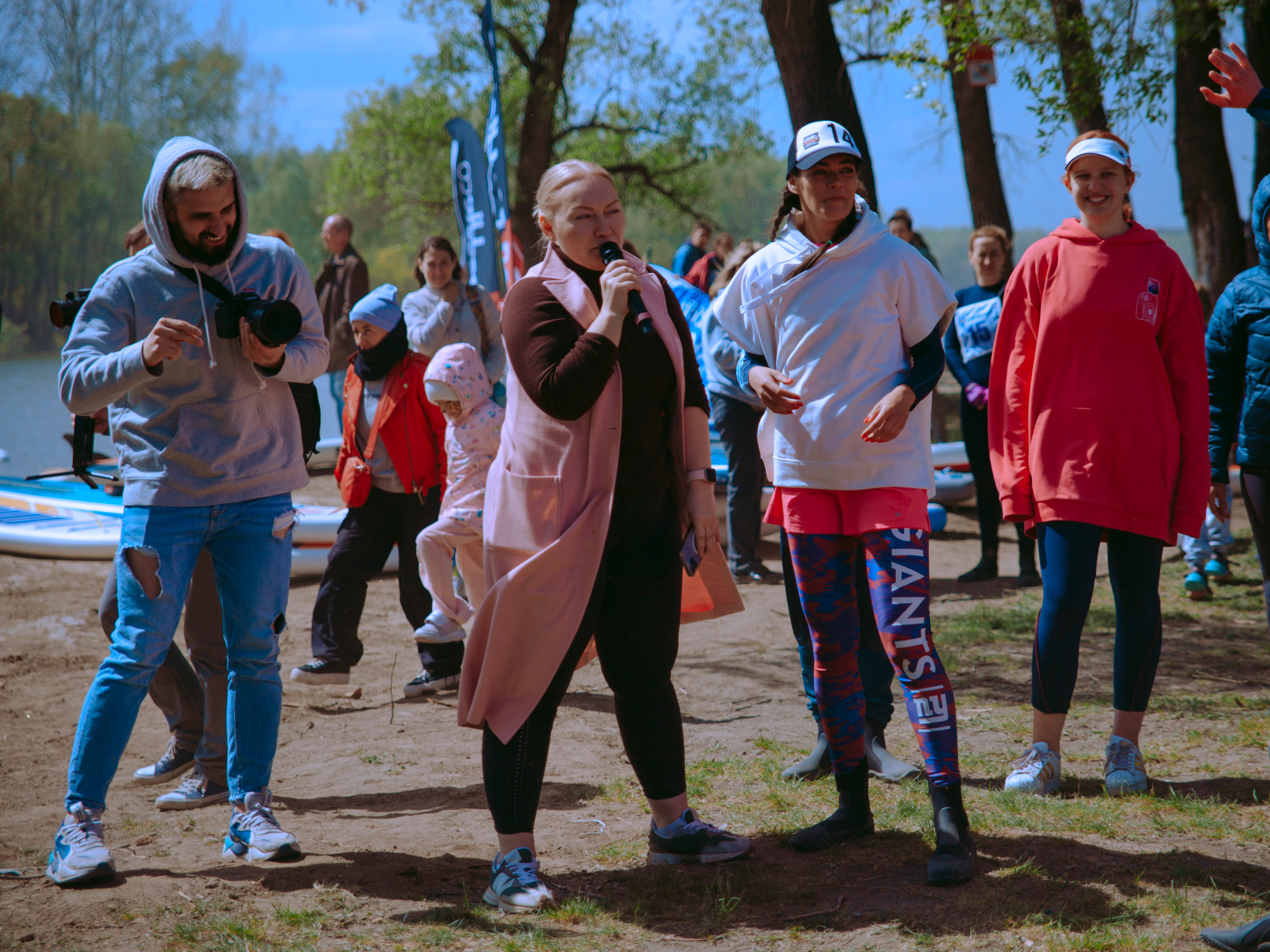 Ведущая конкурса говорит в микрофон.