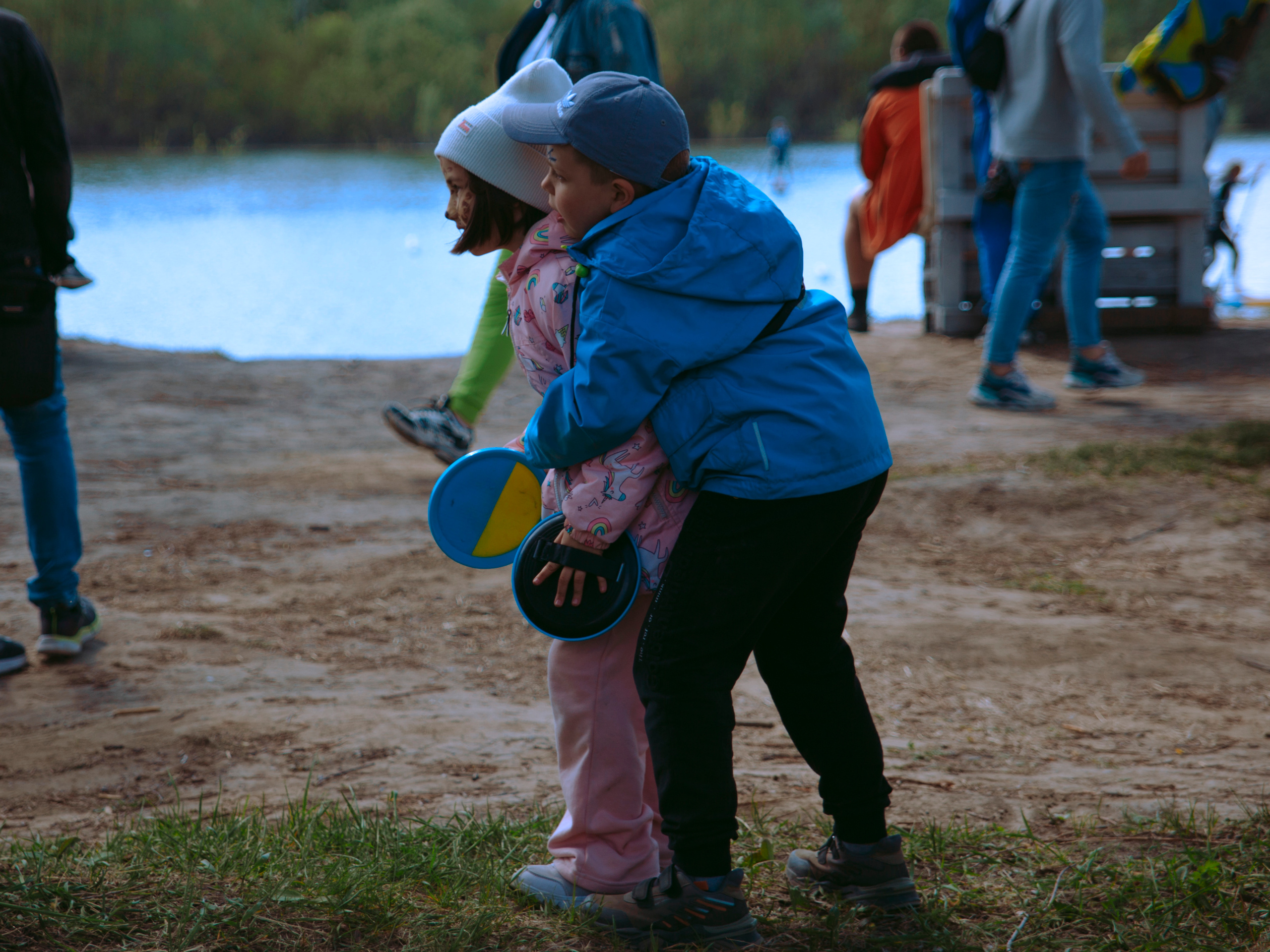 Дети играют в парке.
