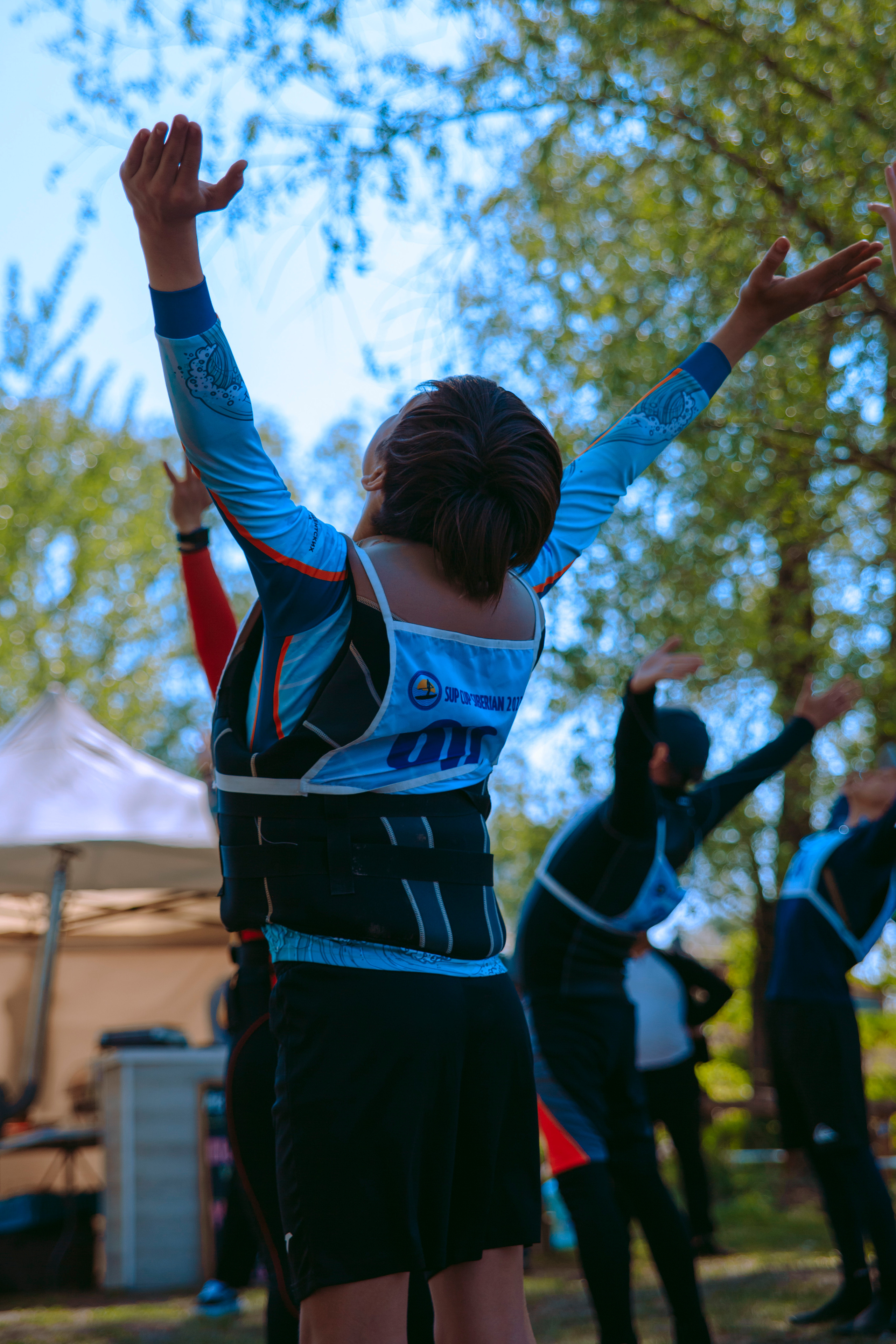 Зарядка на свежем воздухе в парке.