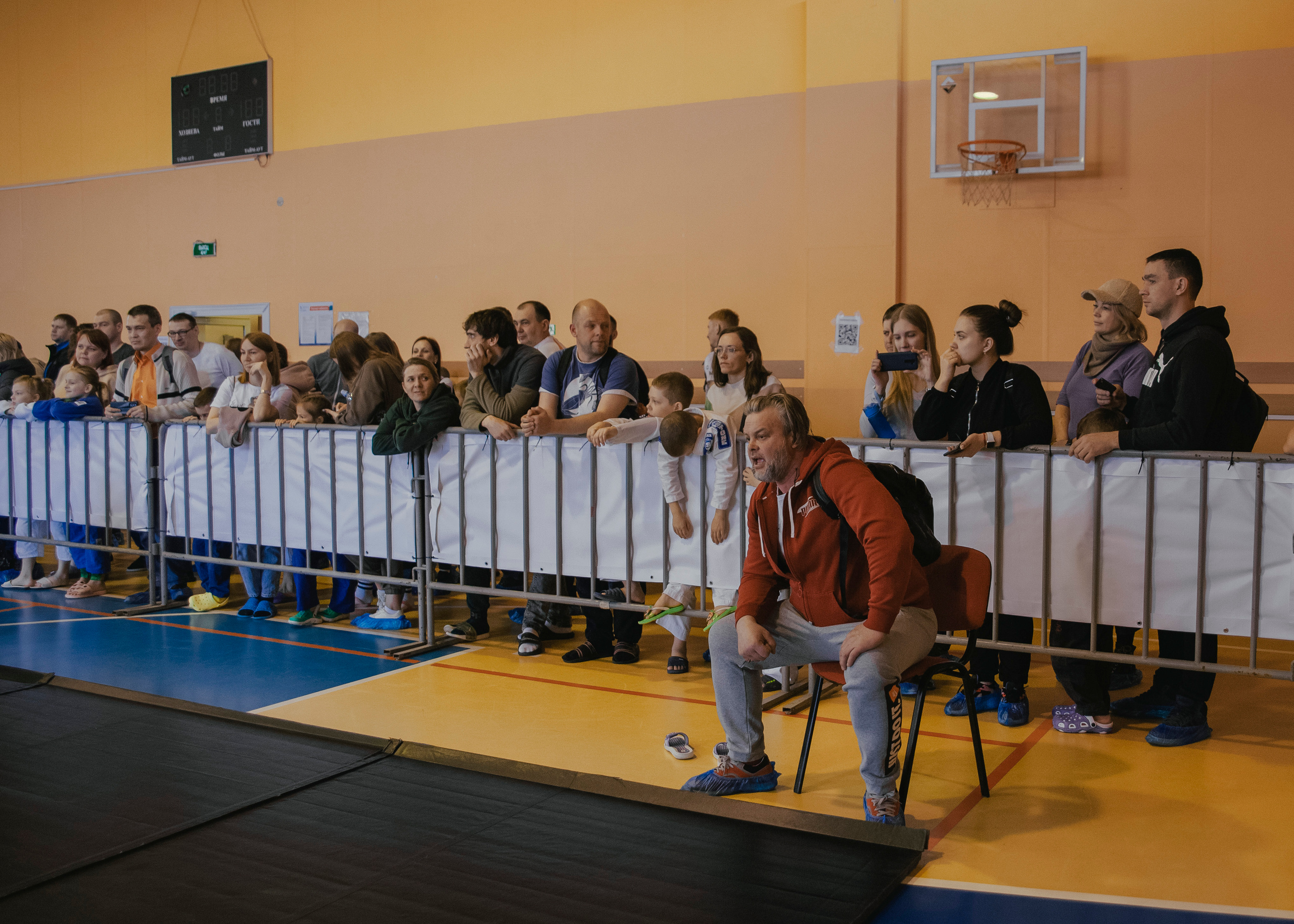 Борьба в кимоно gi на детском турнире по джиу-джитсу.