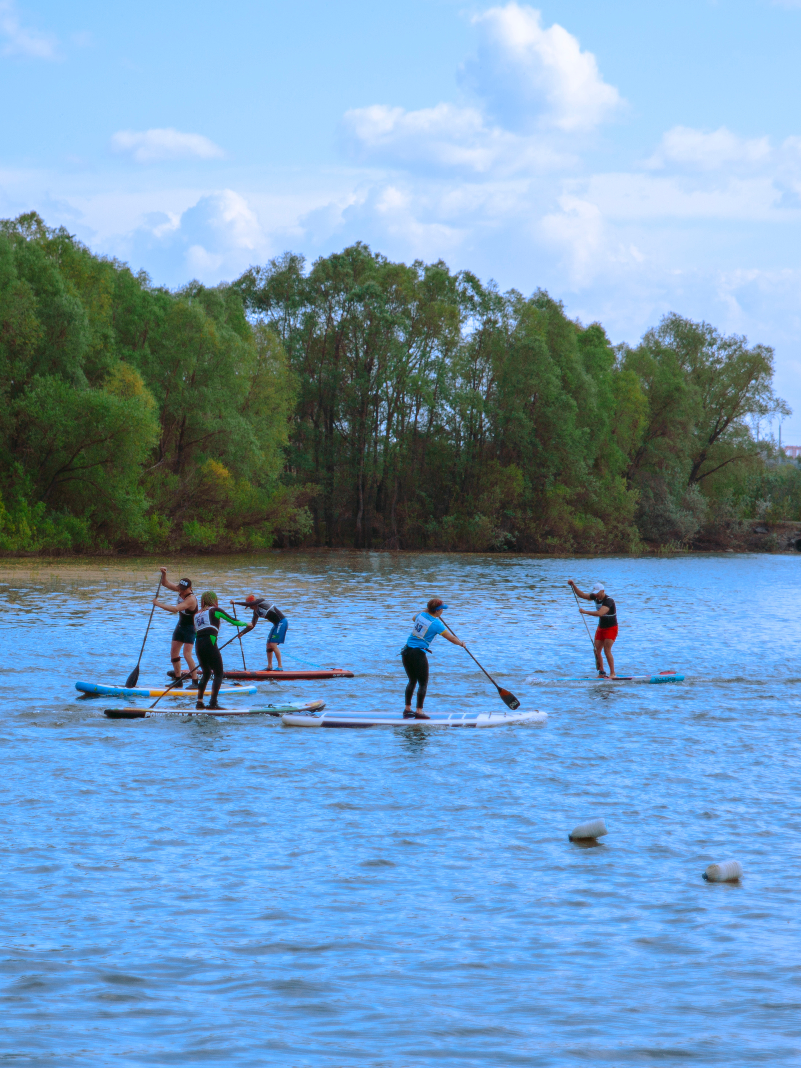 Массовый заплыв на соревнованиях по сапам в Новосибирске.