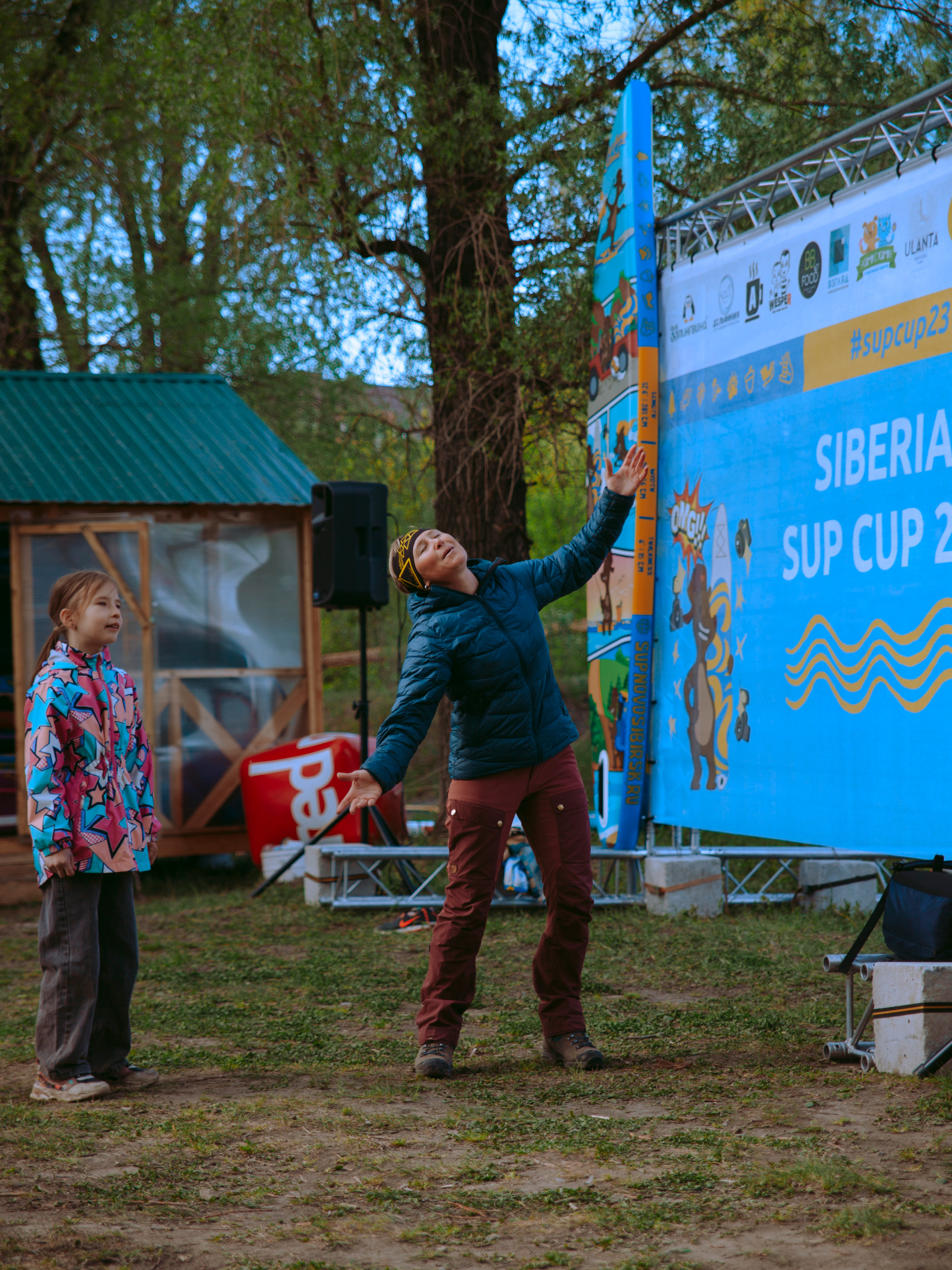 Женщина радуется жизни в парке.