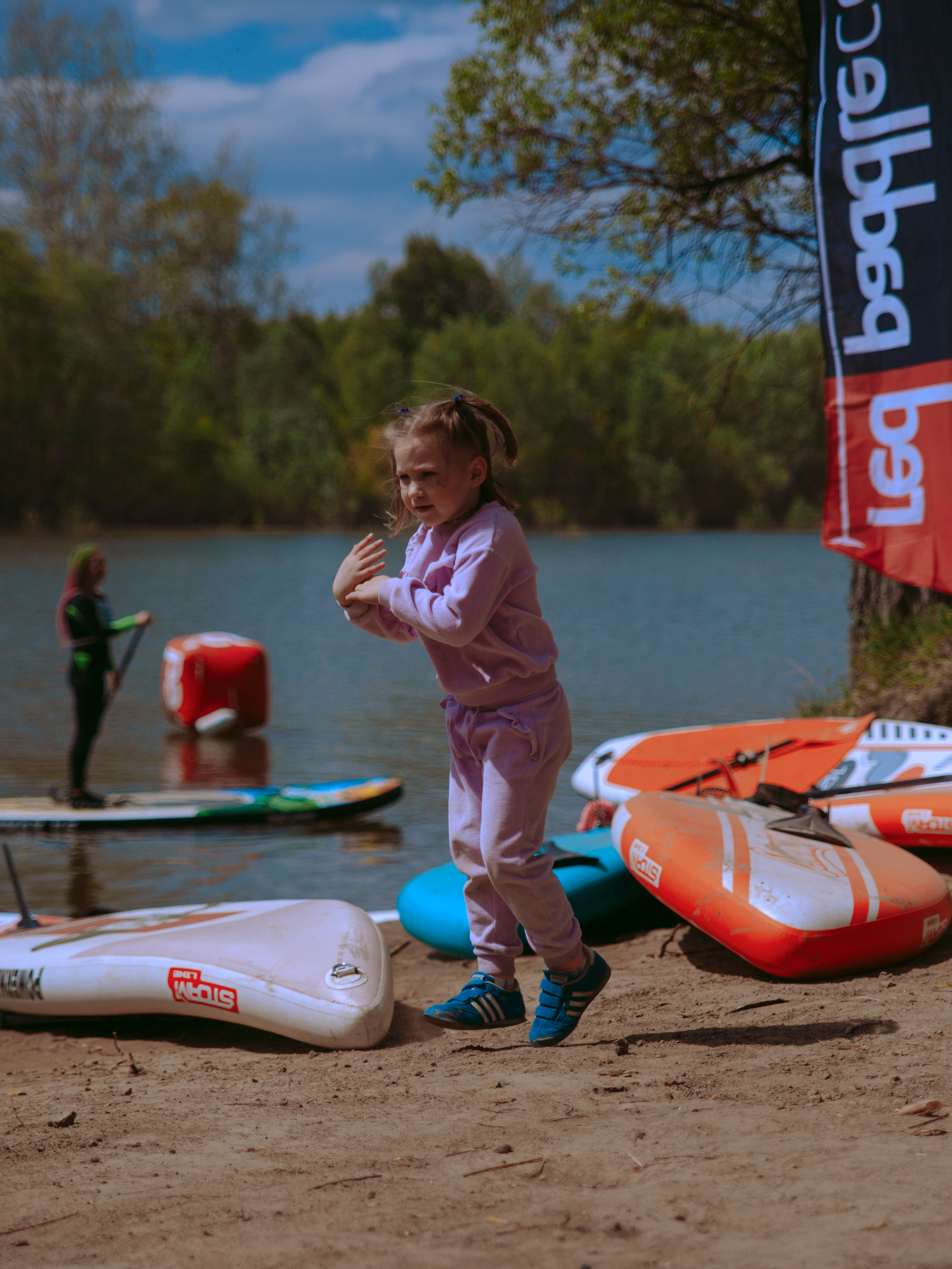 Соревнования и фестиваль по sup-серфингу в Новосибирске.