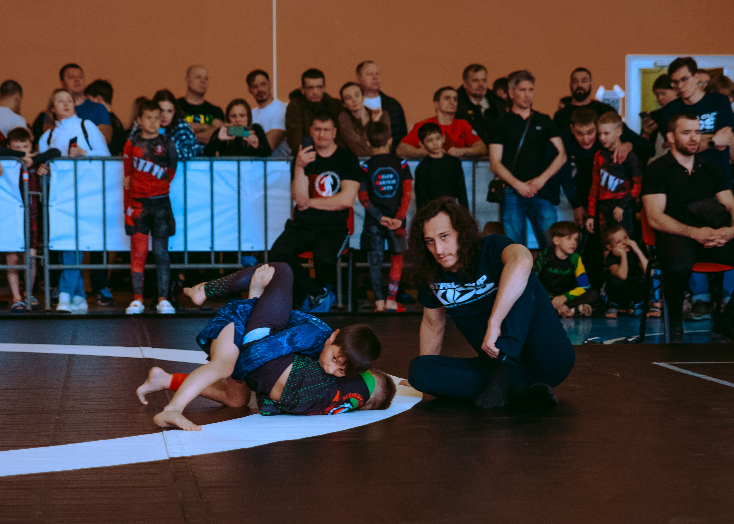 Эмоциональные фото борьбы на спортивных соревнованиях.