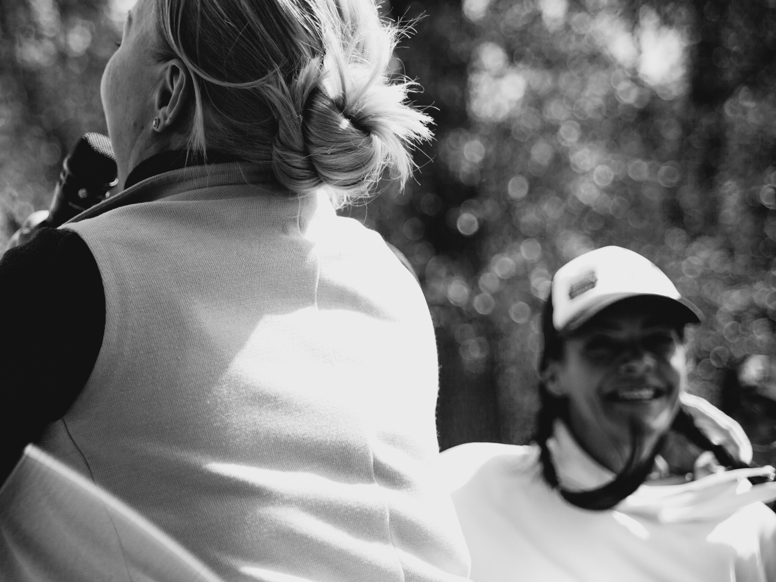 Девушка с косичками в движении.