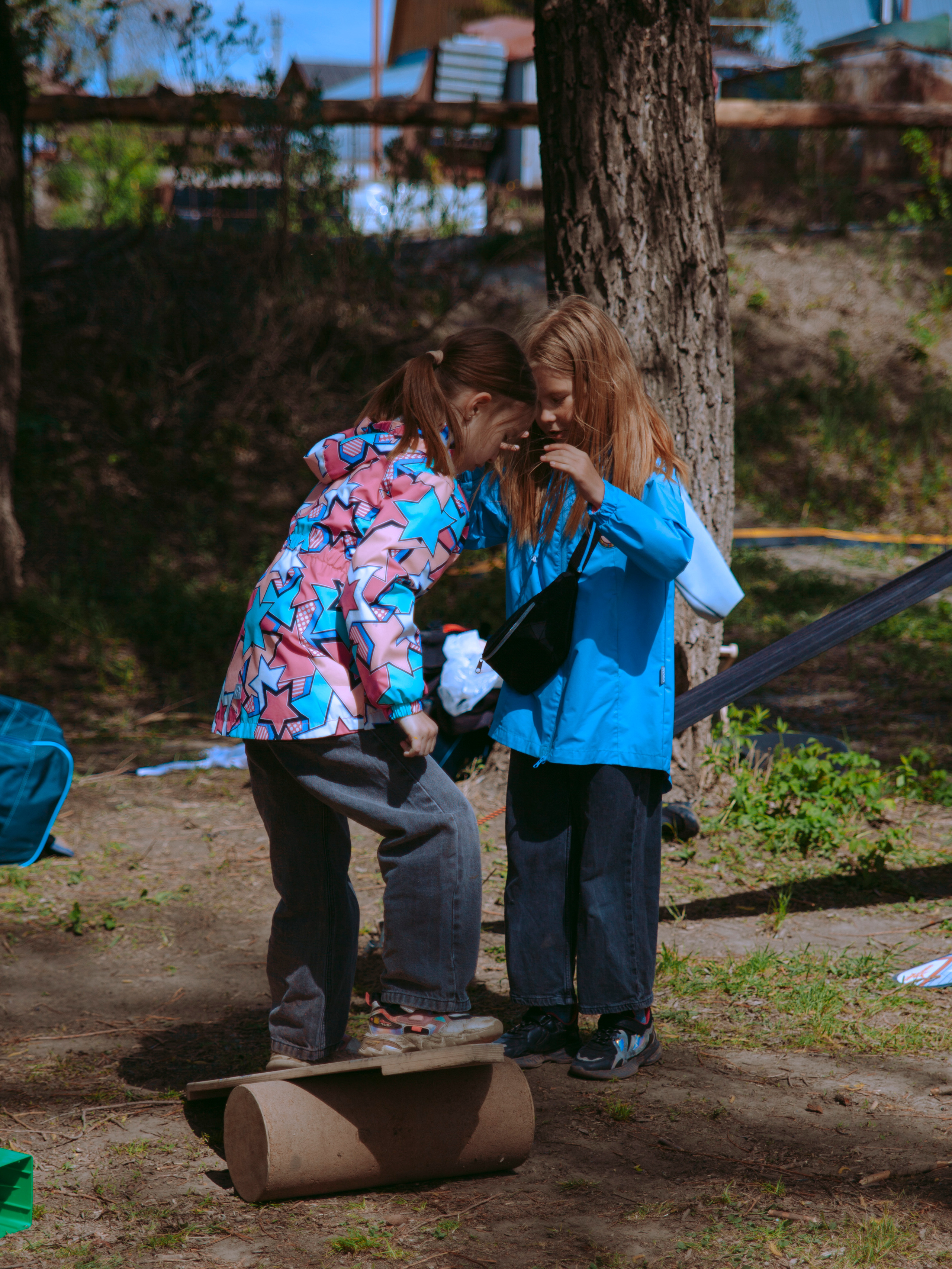 Дети на баланс-борде.