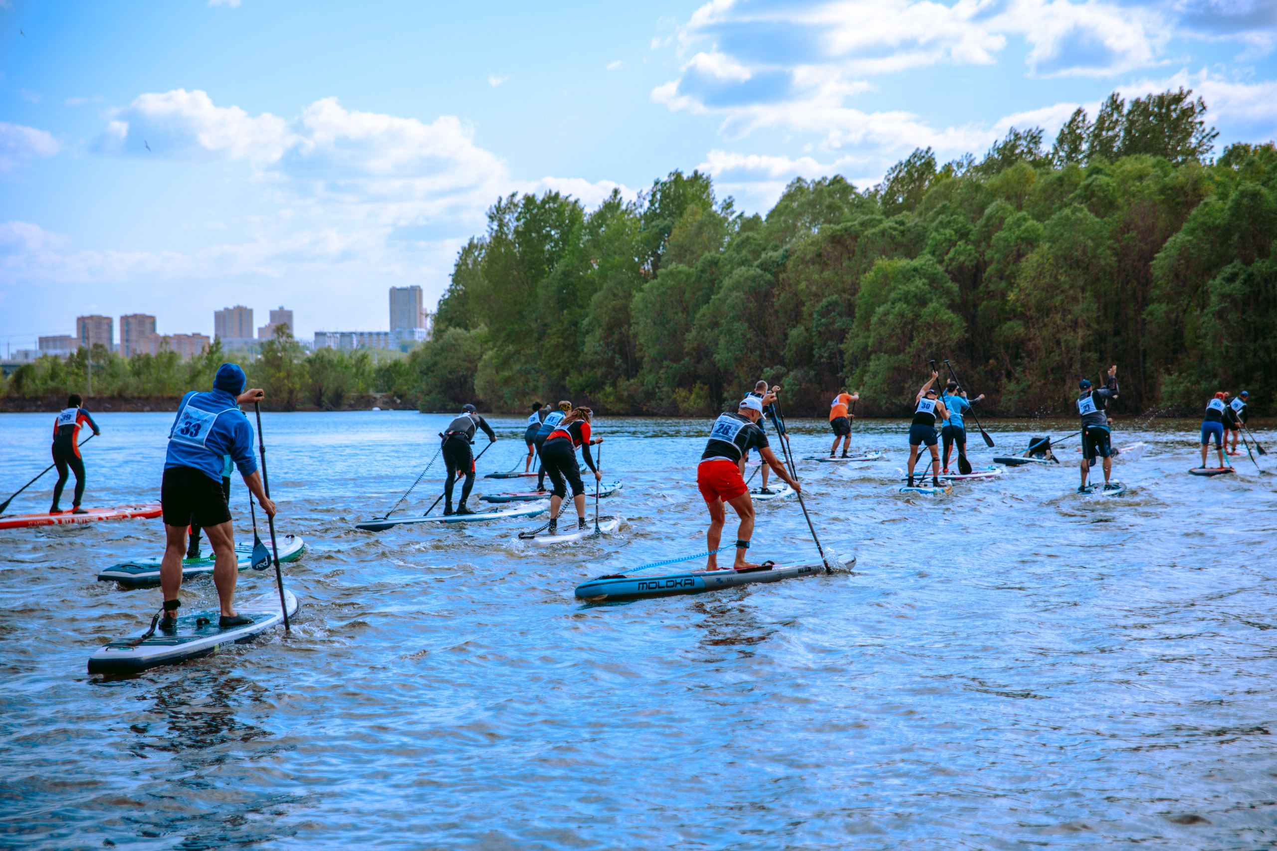 Массовый заплыв на соревнованиях по сапам в Новосибирске.
