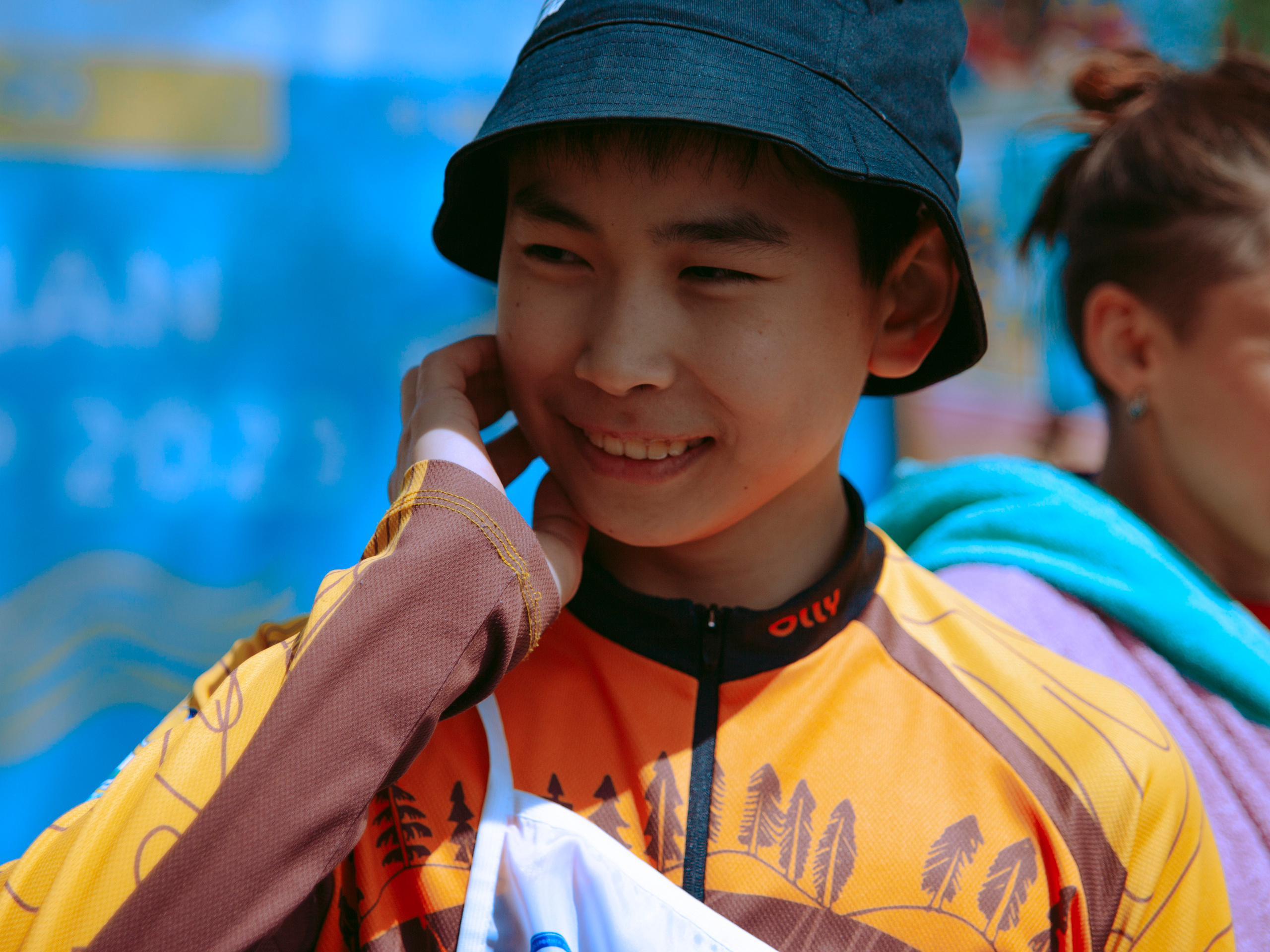 Азиатский парень улыбается.