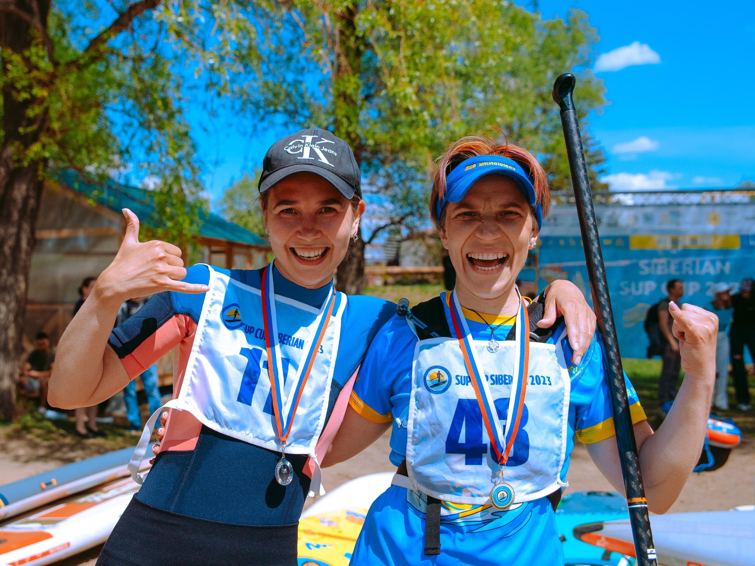 Девушки радуются победе и показывают шака.