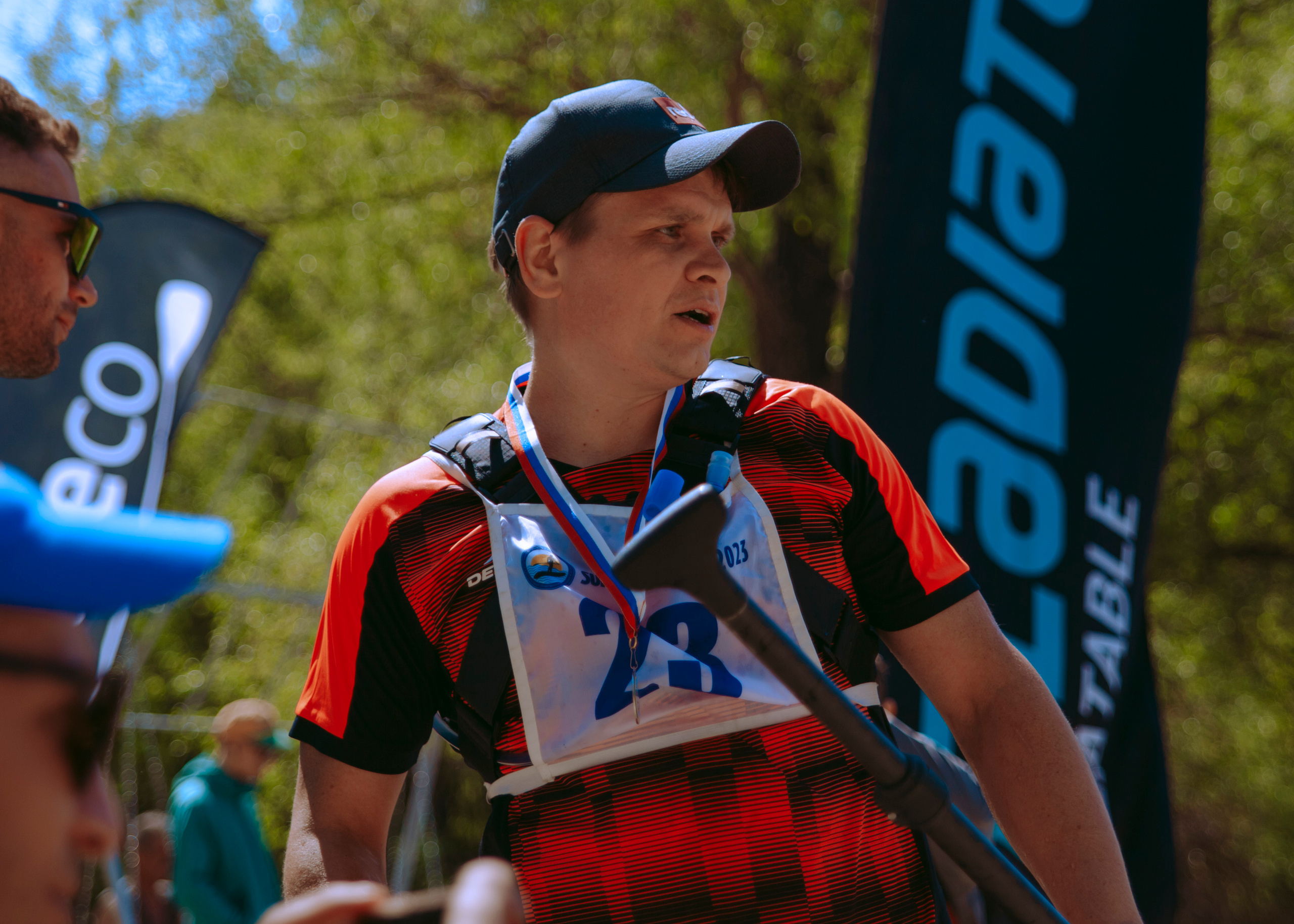 Спортсмен после соревнований задумчиво смотрит в сторону.