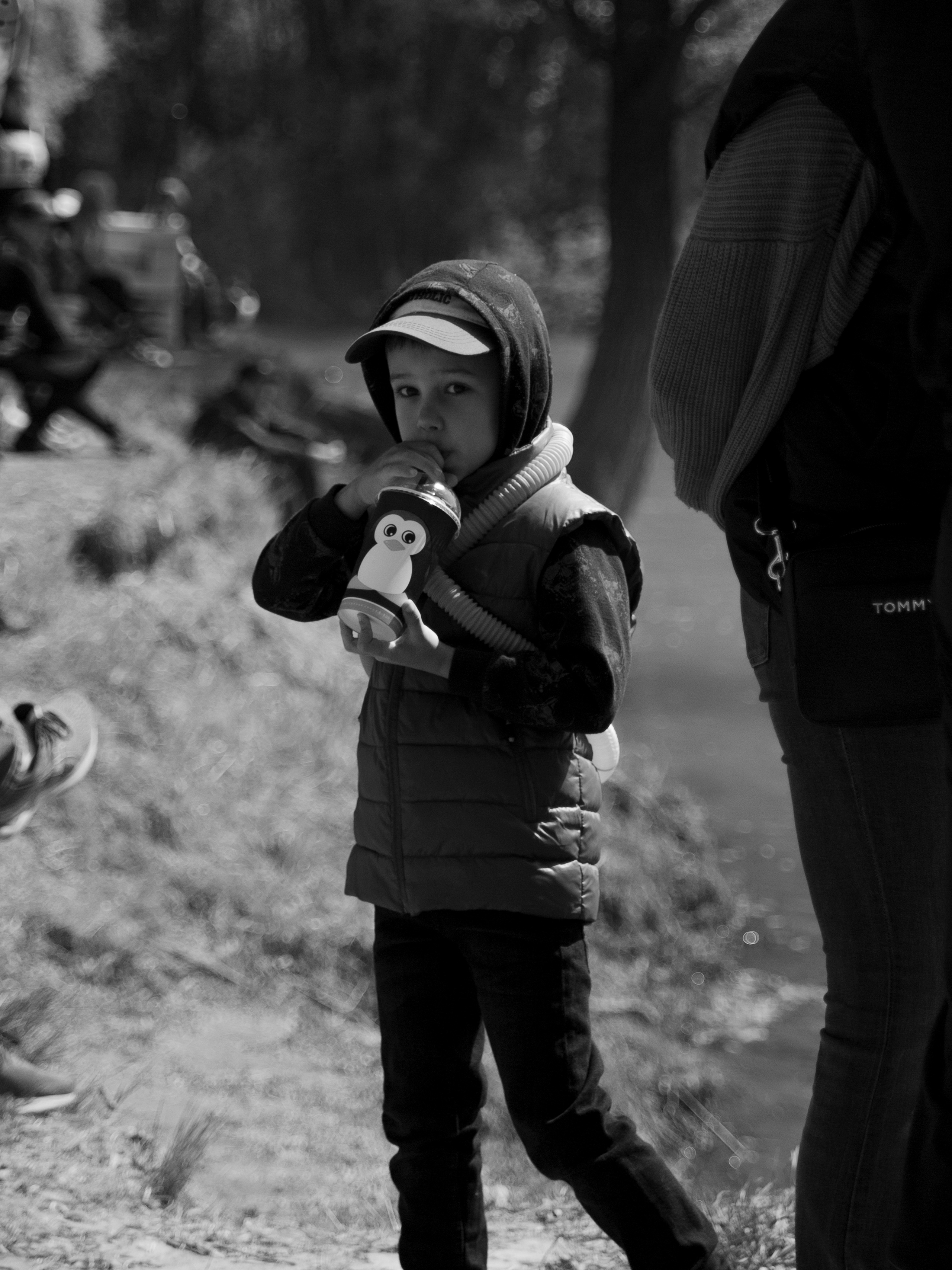 Ребенок пьет из термоса.