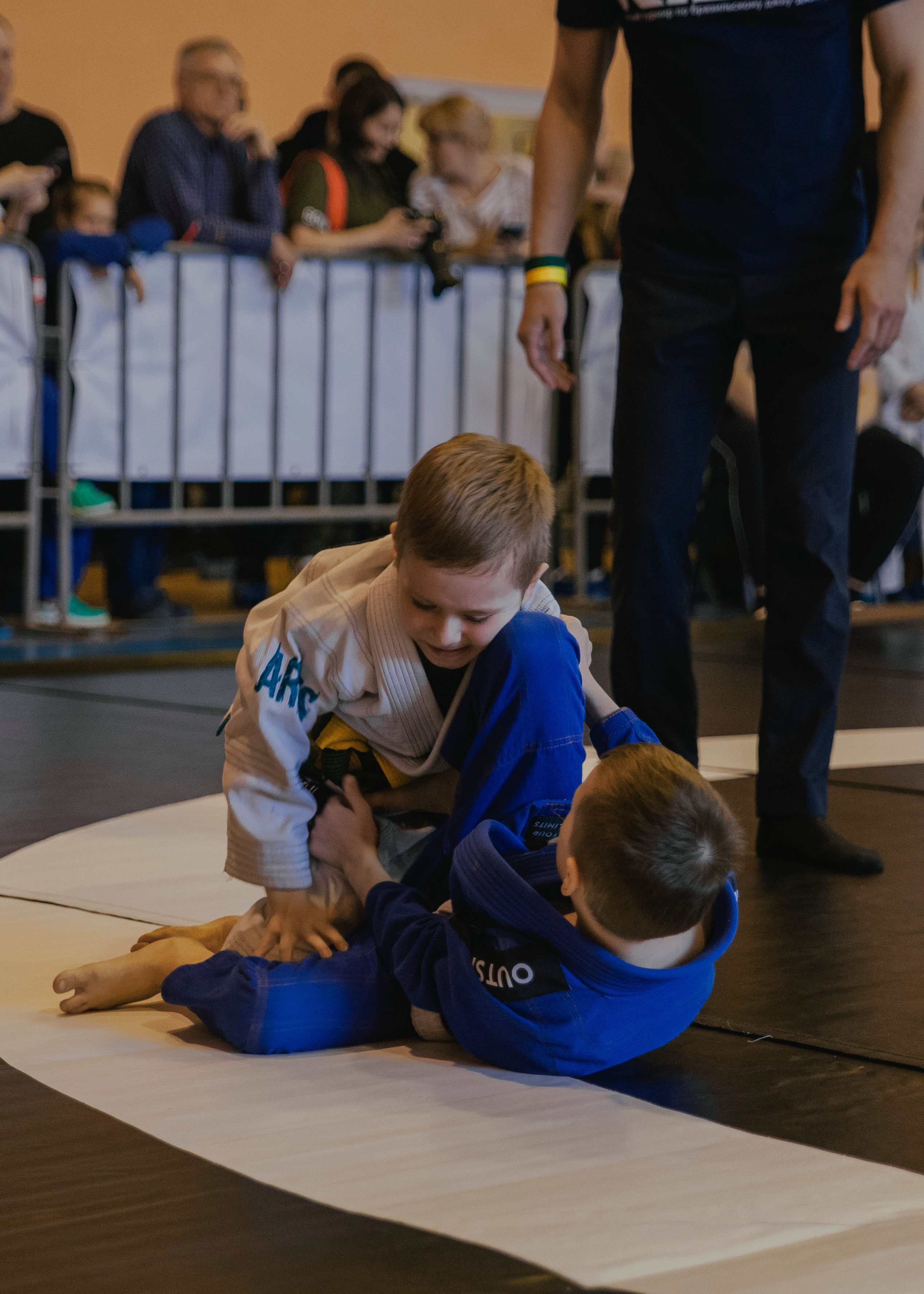 Борьба на детском турнире по джиу-джитсу.