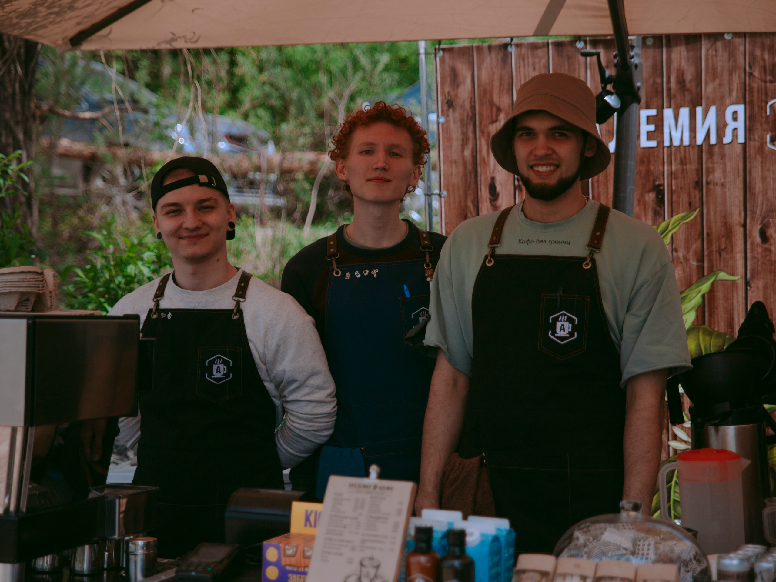 Парни делают кофе в Академии кофе.
