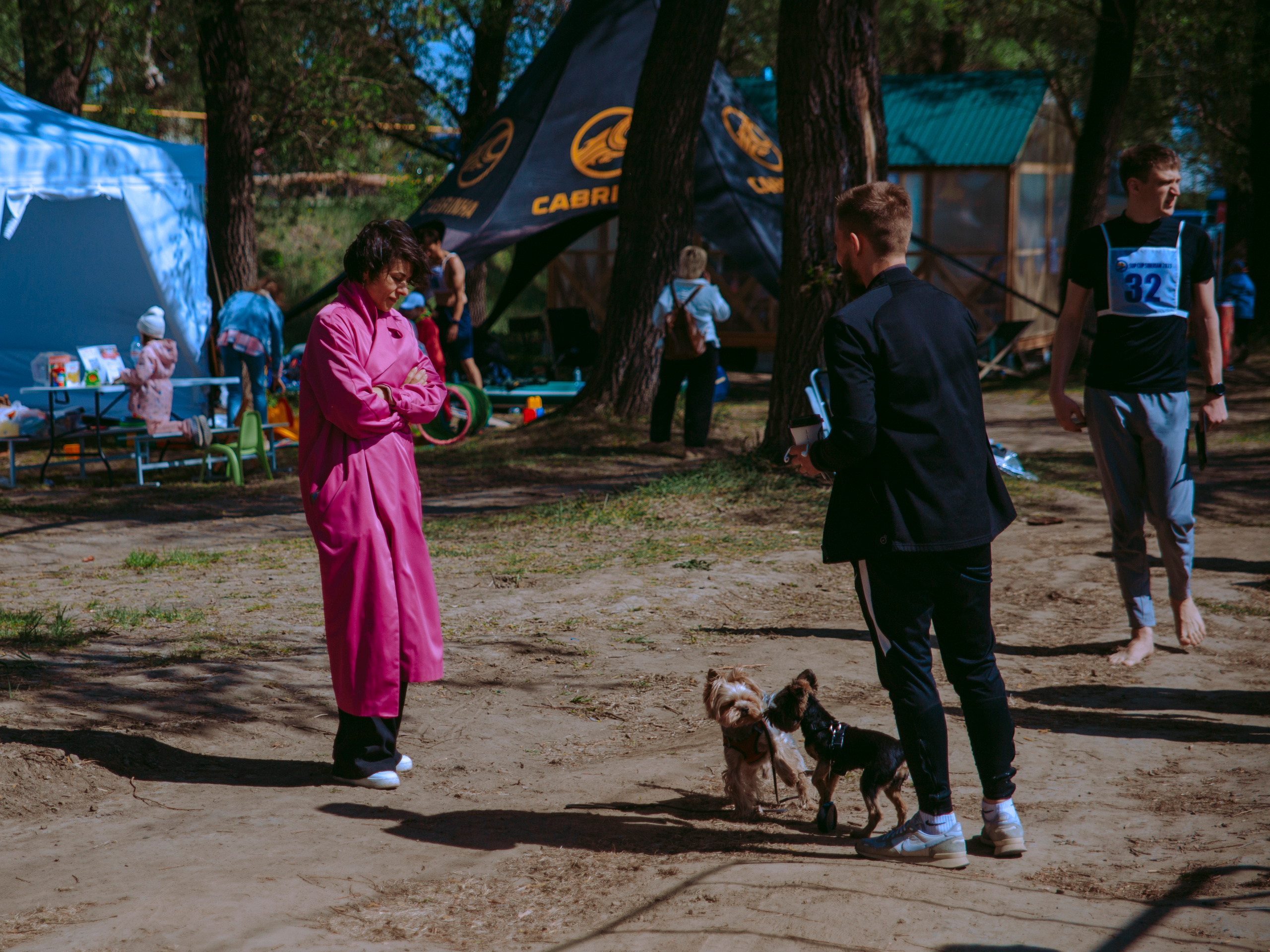 Парень с девушкой гуляют с собаками.