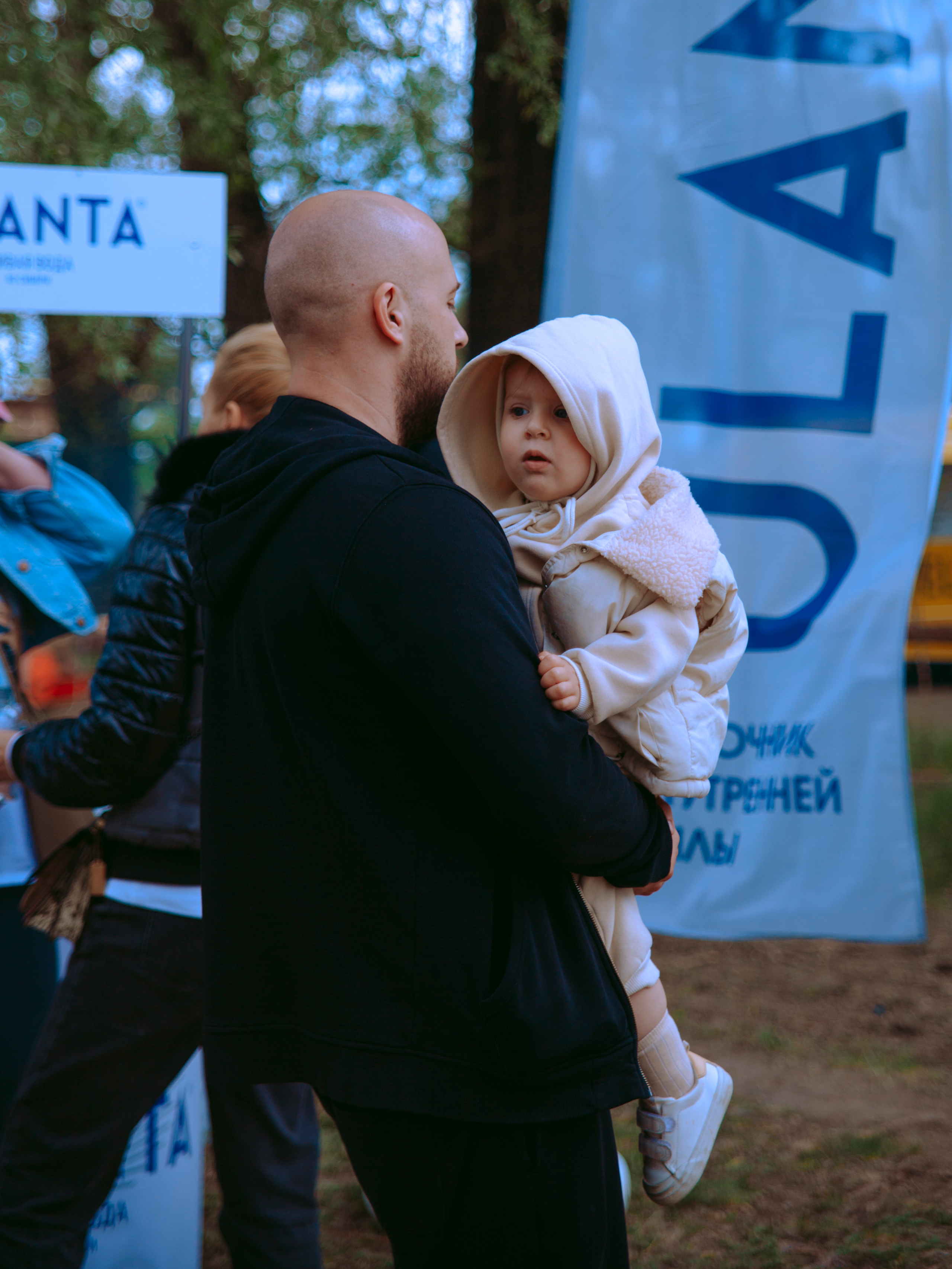 Мужчина с маленькой дочкой на руках.