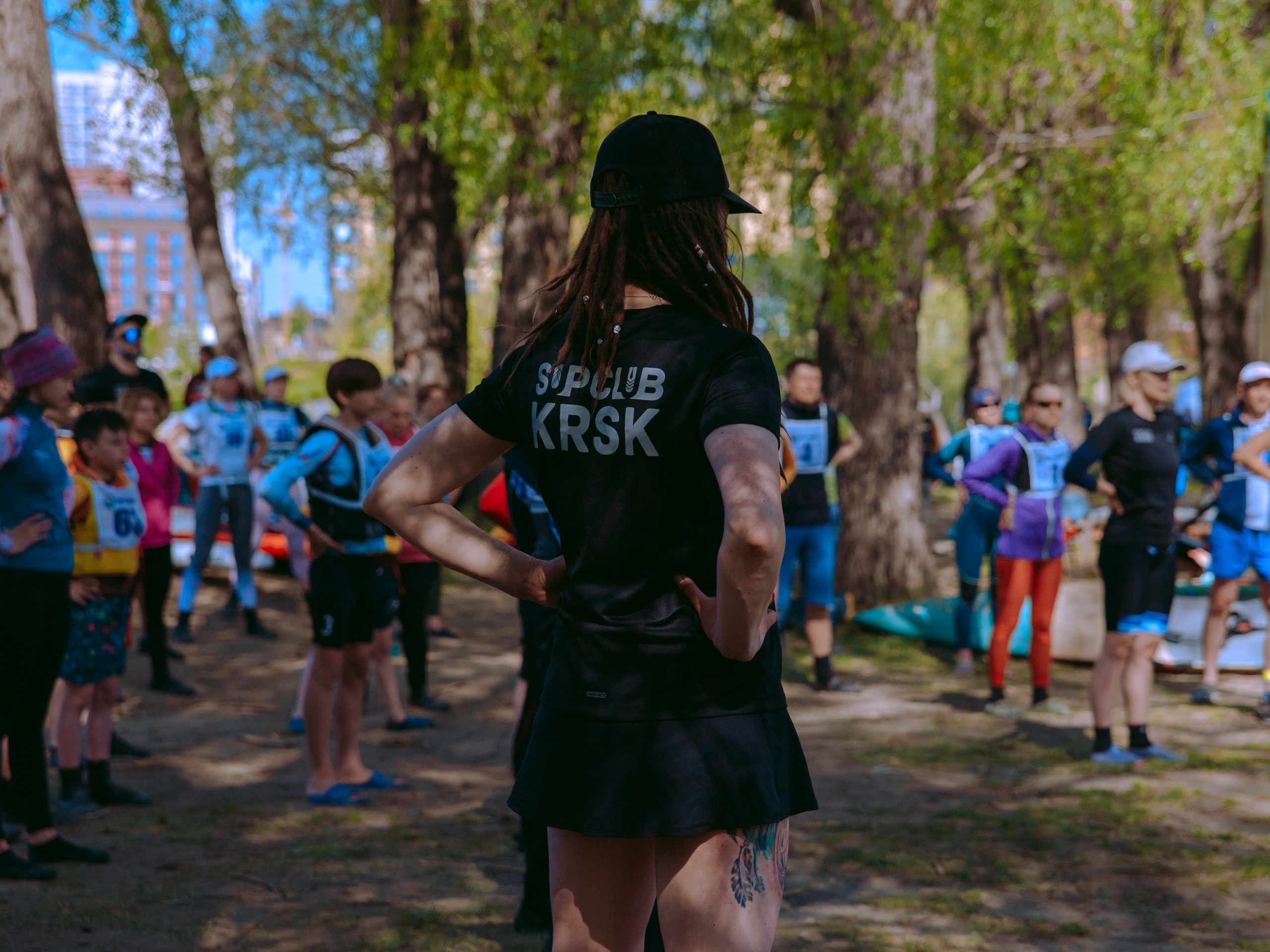 Зарядка на свежем воздухе в парке.