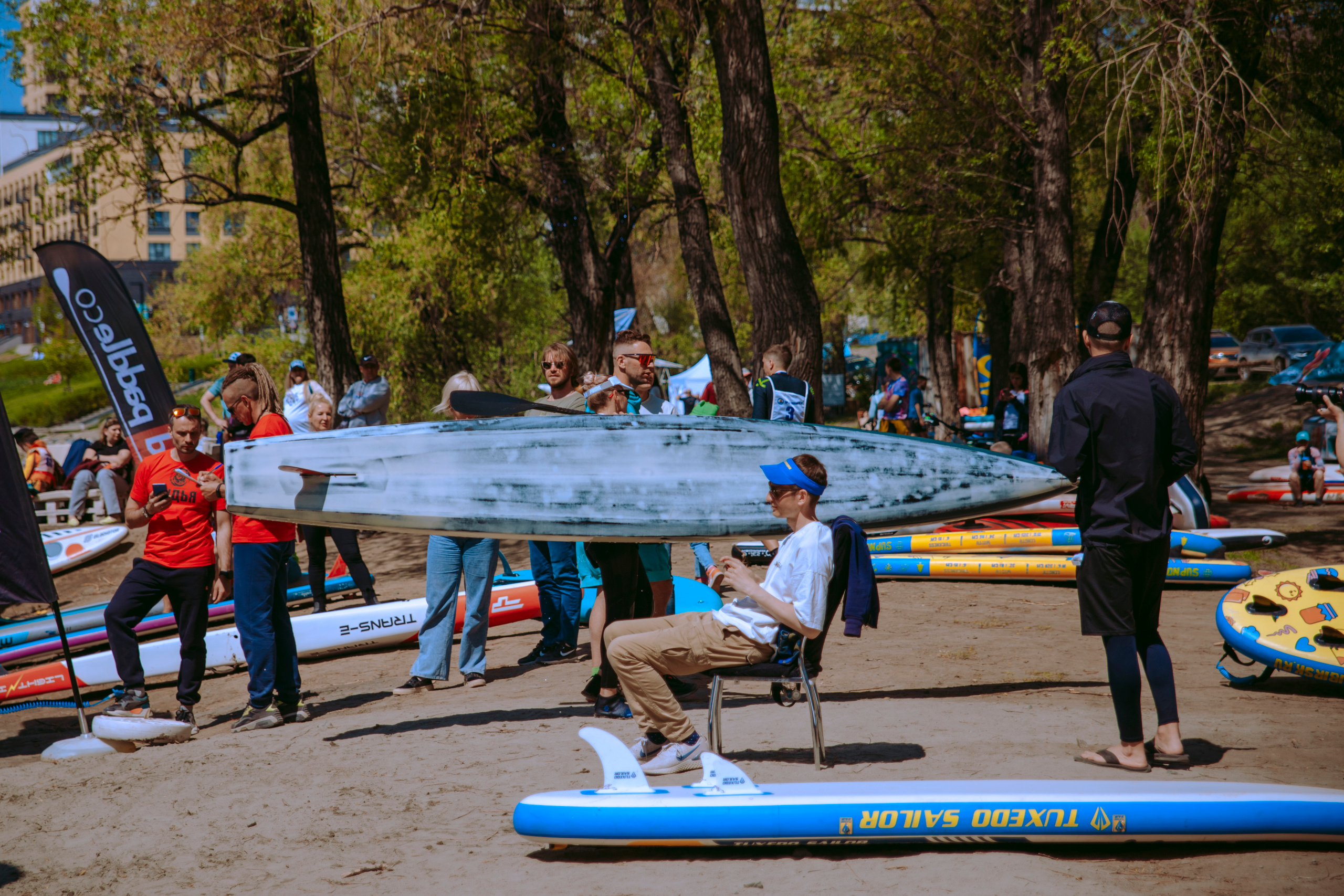 Соревнования и фестиваль по sup-серфингу в Новосибирске.