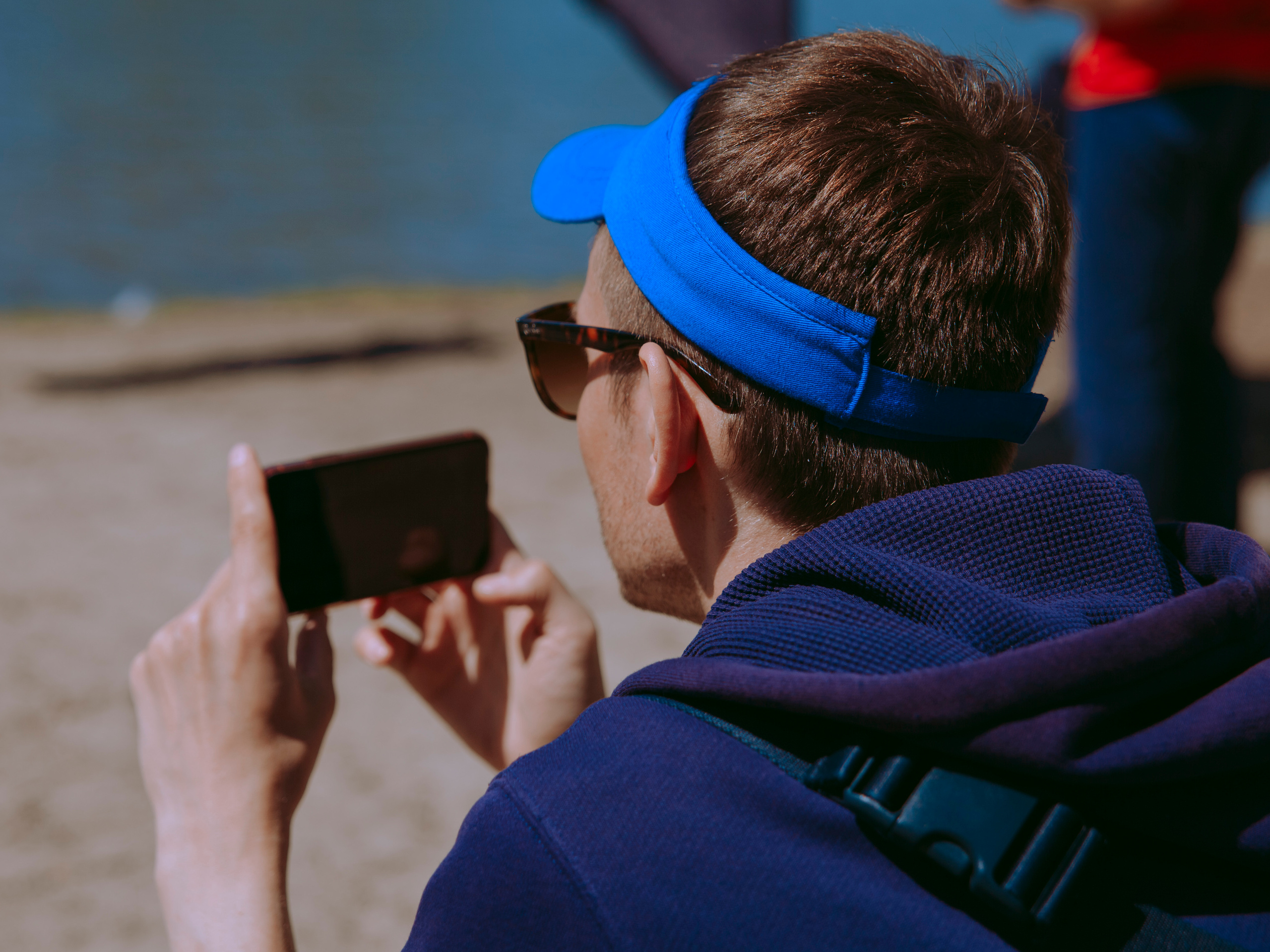 Мужчина снимает мероприятие на телефон.