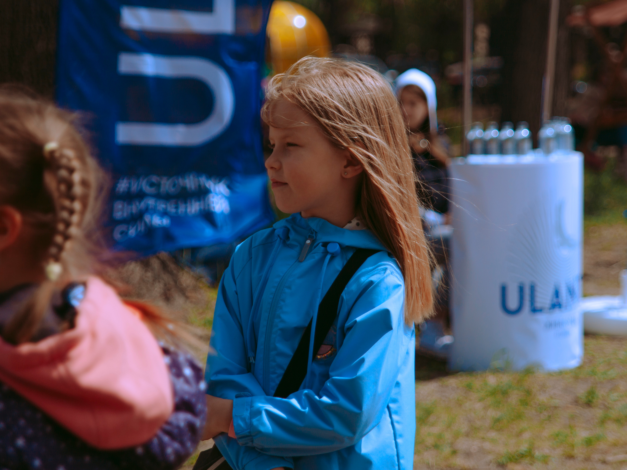 Репортажный портрет девочки на улице.