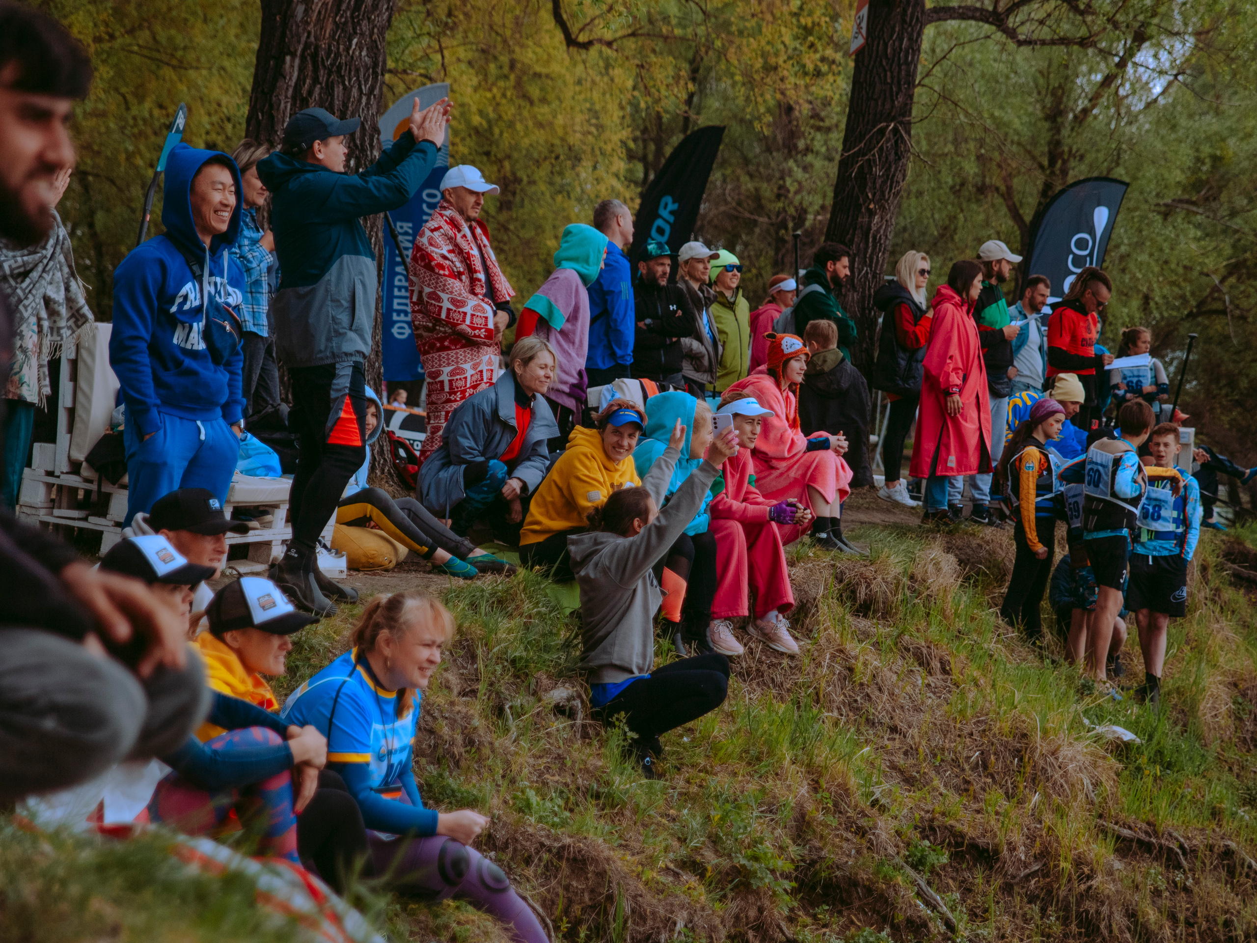 Болельщики на берегу на соревнованиях по сап-сёрфингу.